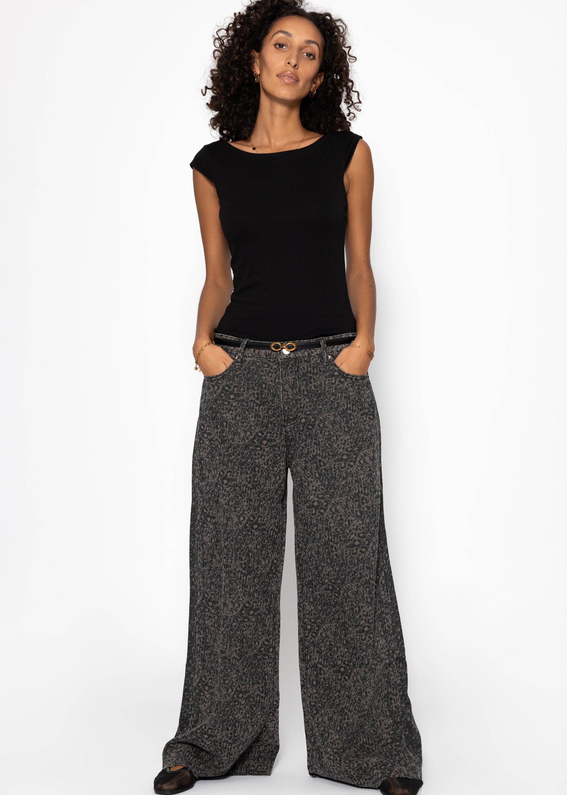 Weite Baggy-Jeans mit Leo-Print - braun