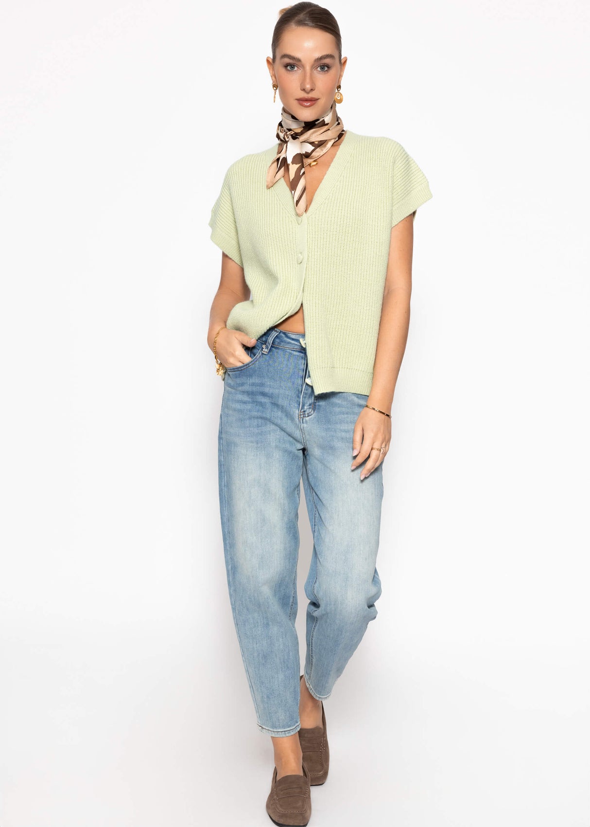 Strickweste mit Herzknöpfen - salbeigrün