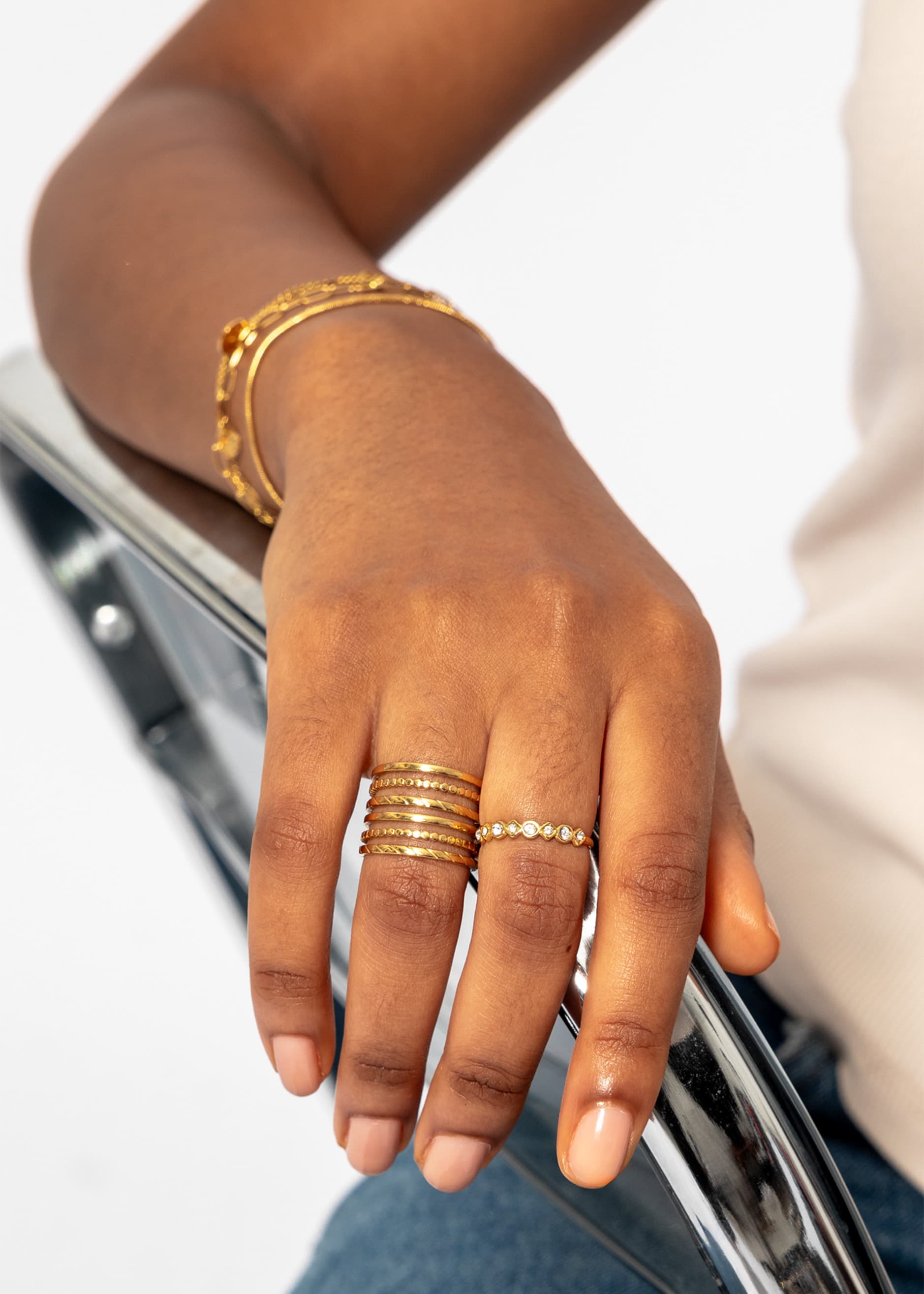 Zarter Ring mit funkelnden Steinchen, gold