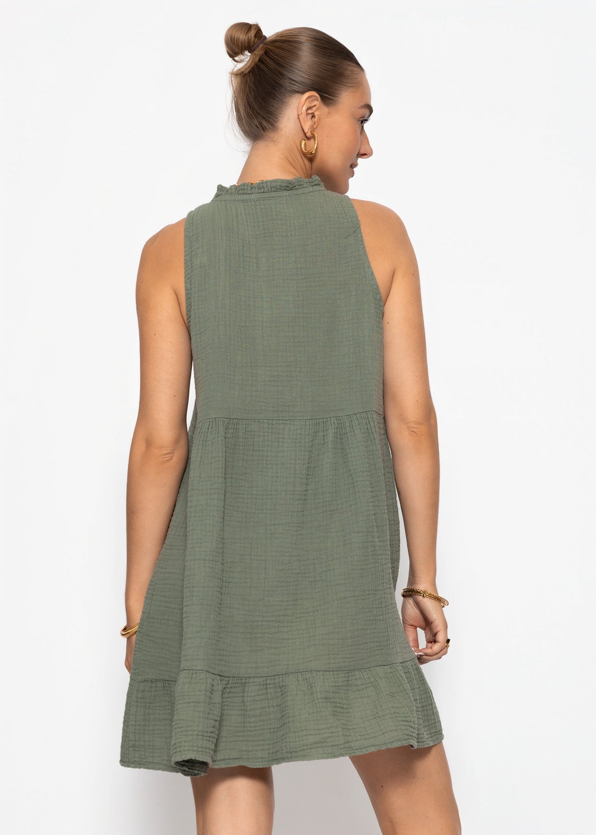 Ärmelloses Musselin Kleid mit Volants - khaki