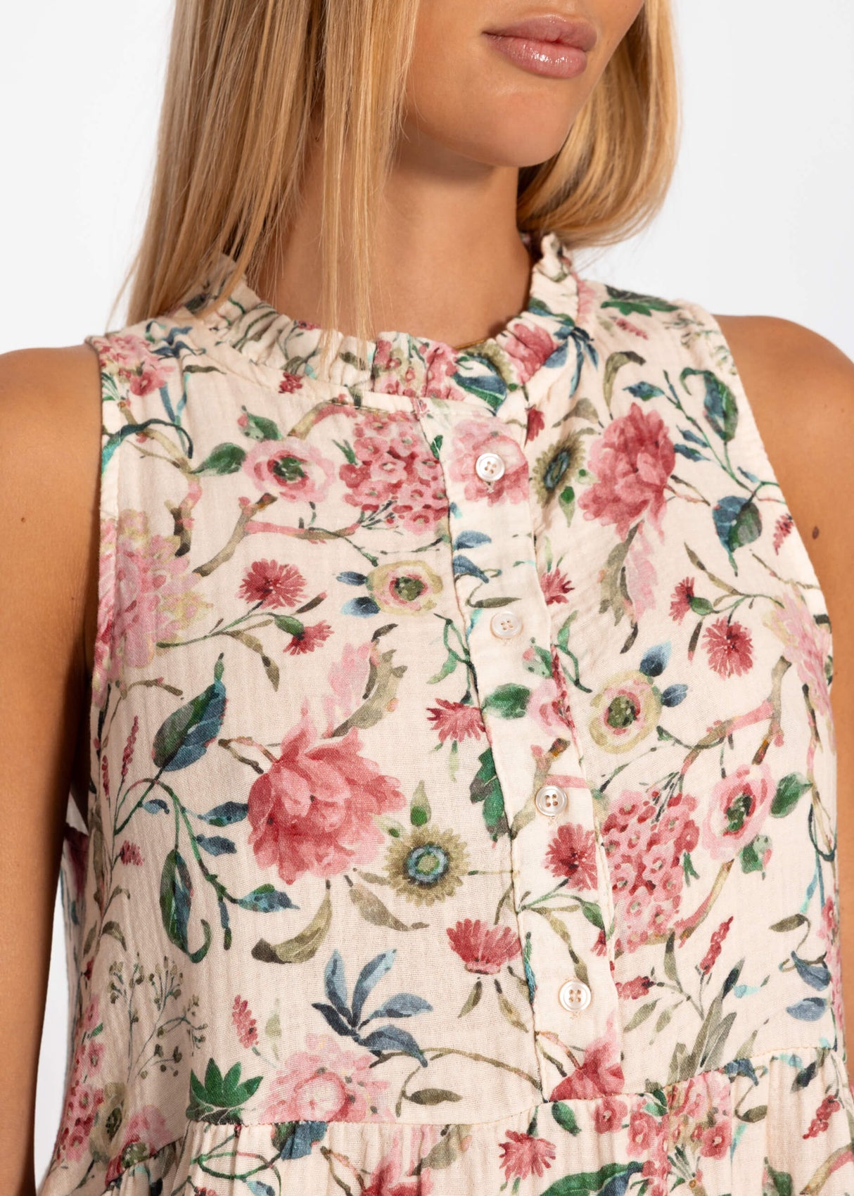 Ärmelloses Musselin Kleid mit Volants und floralem Print - beige