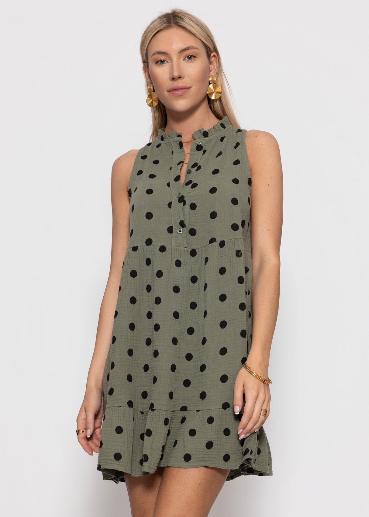 Ärmelloses Musselin Kleid mit Volants und Punkte Print - khaki