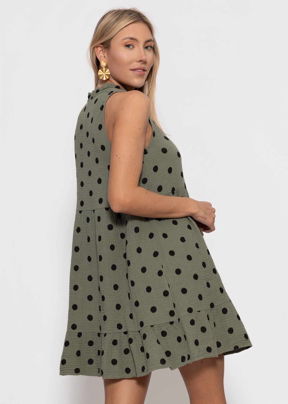 Ärmelloses Musselin Kleid mit Volants und Punkte Print - khaki