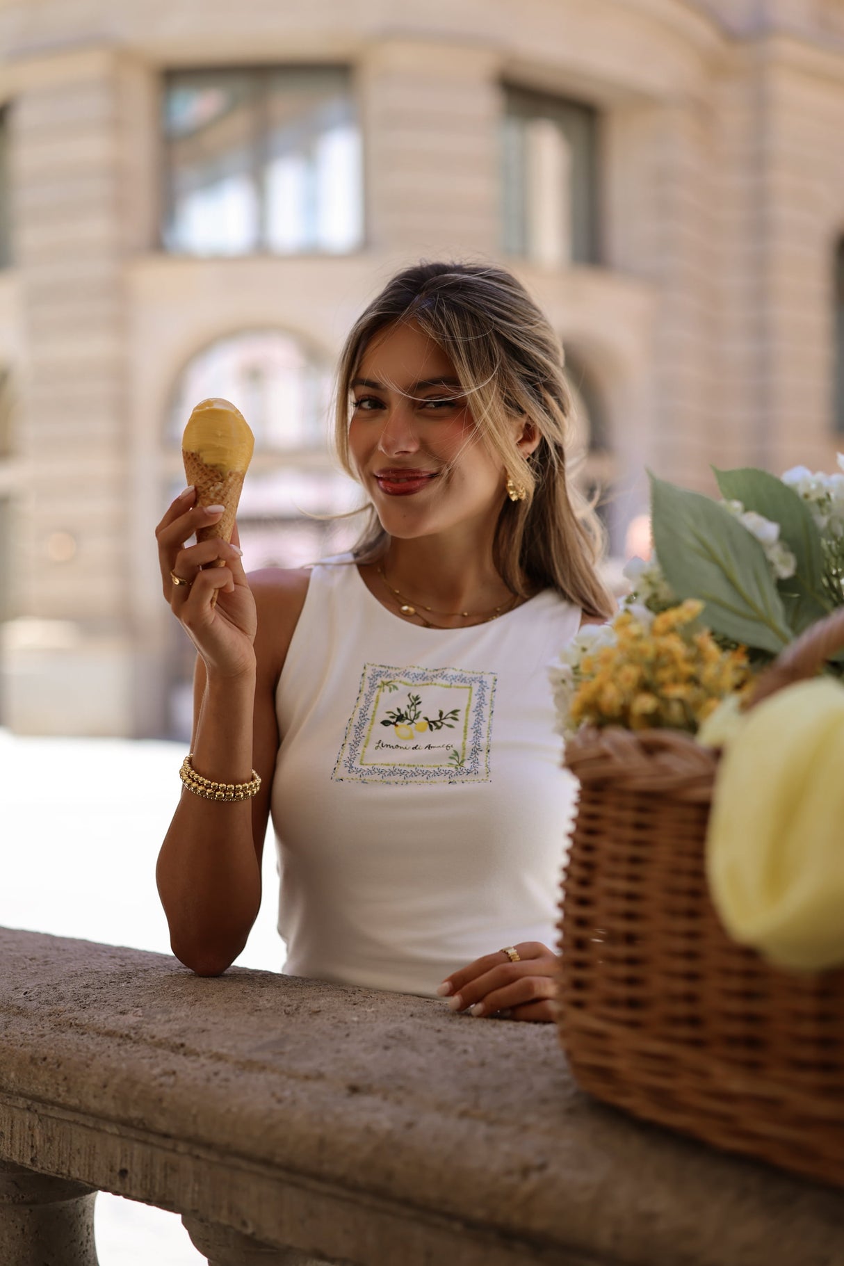Ärmelloses Top mit Lemon-Print - weiß