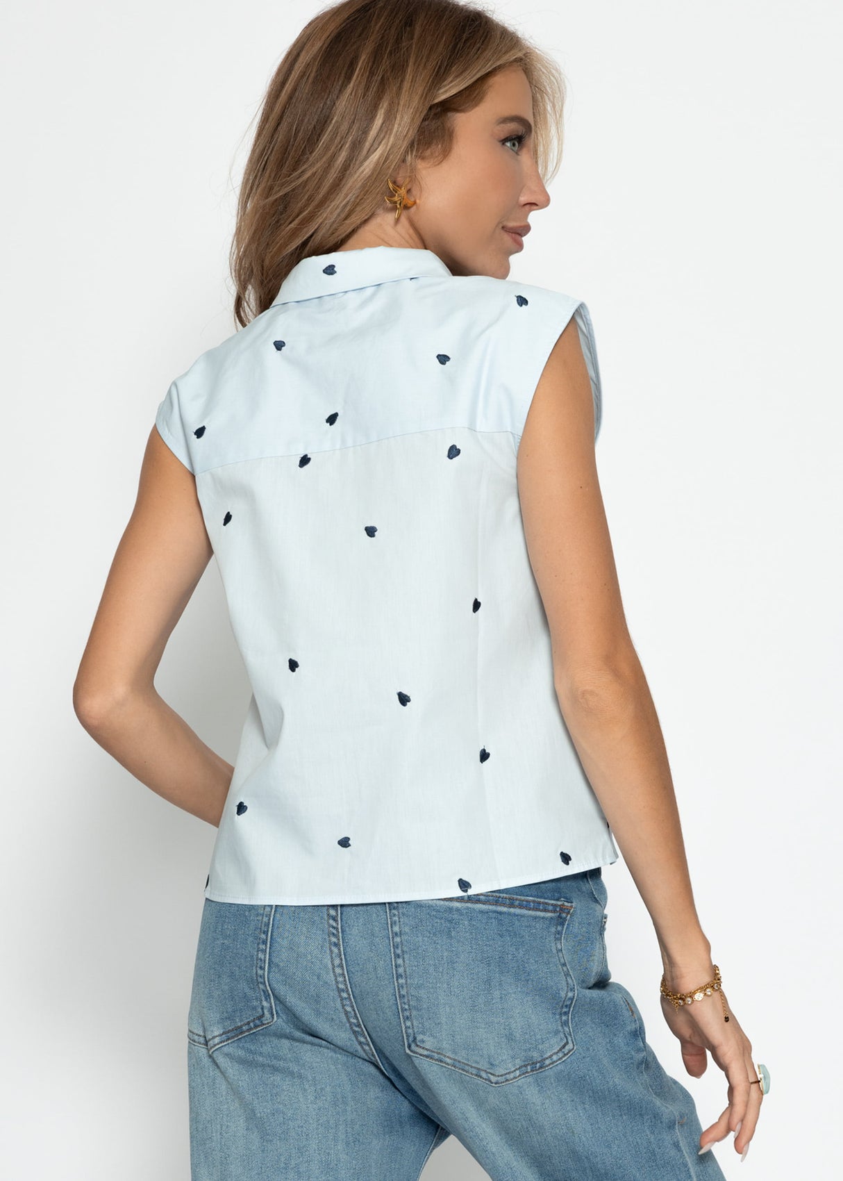Ärmellose Bluse mit dunkelblauer Herzstickerei - hellblau