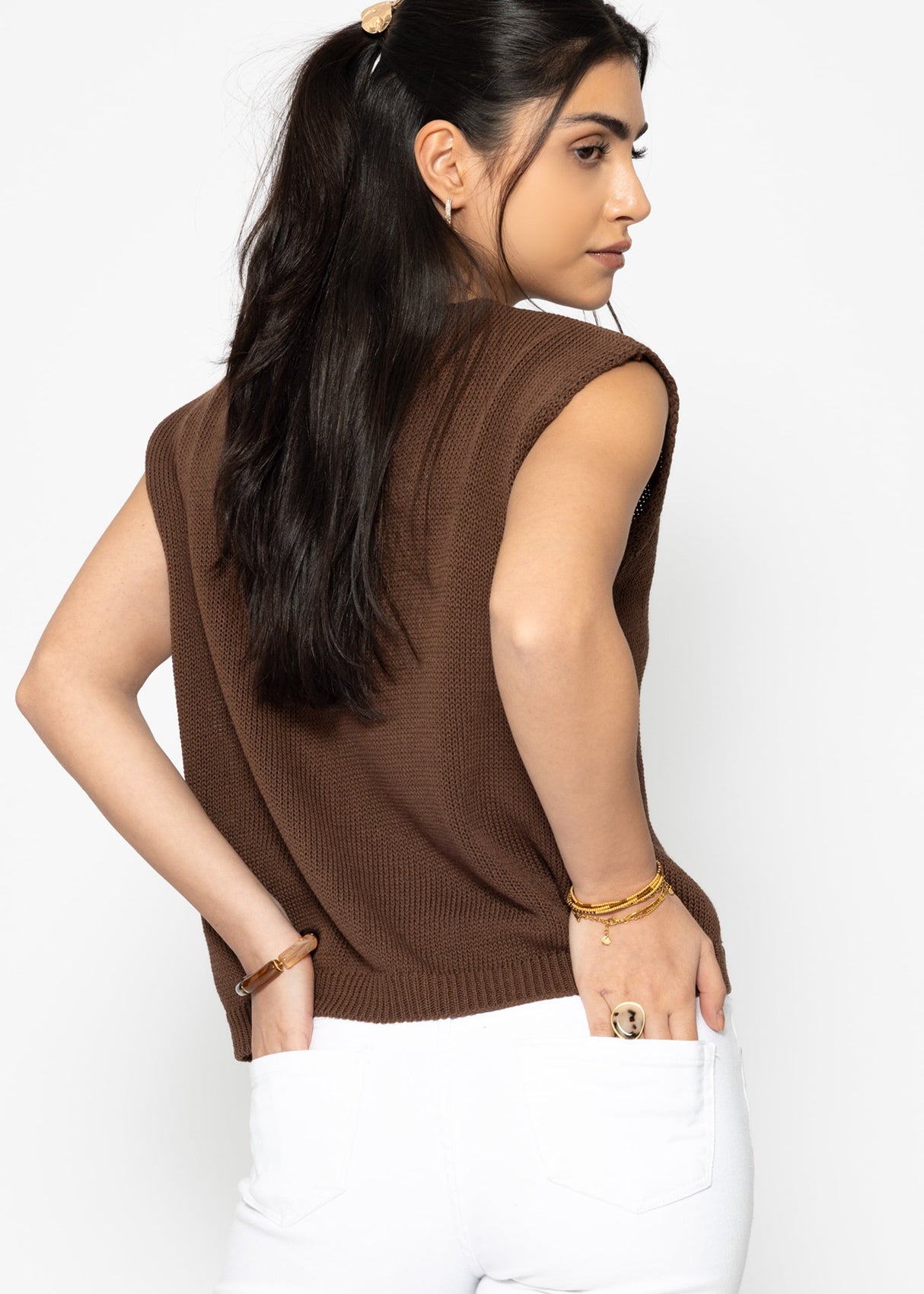 Sleeveless knitted vest - brown