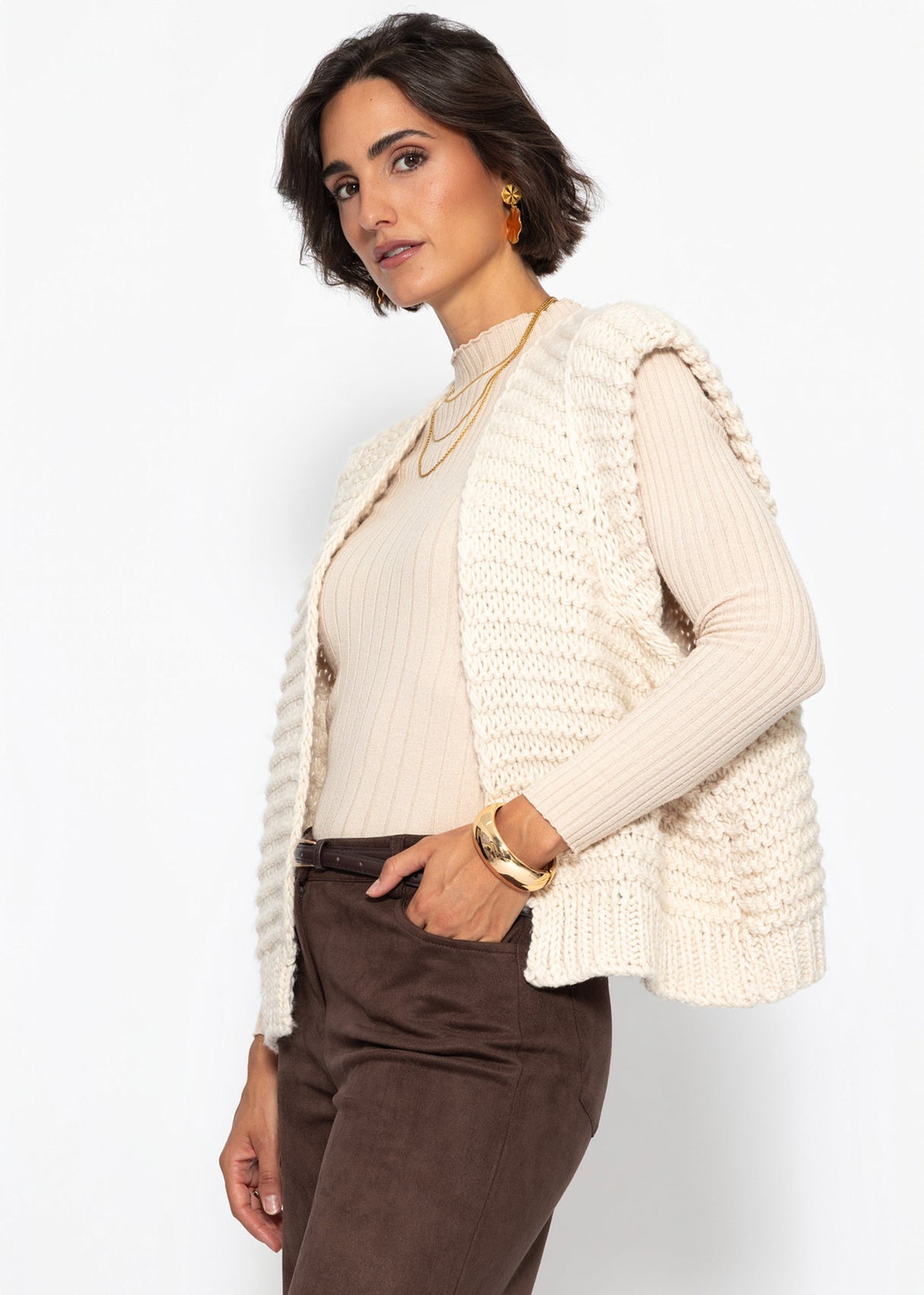 Ärmellose Strickweste mit strukturierten Schultern - offwhite