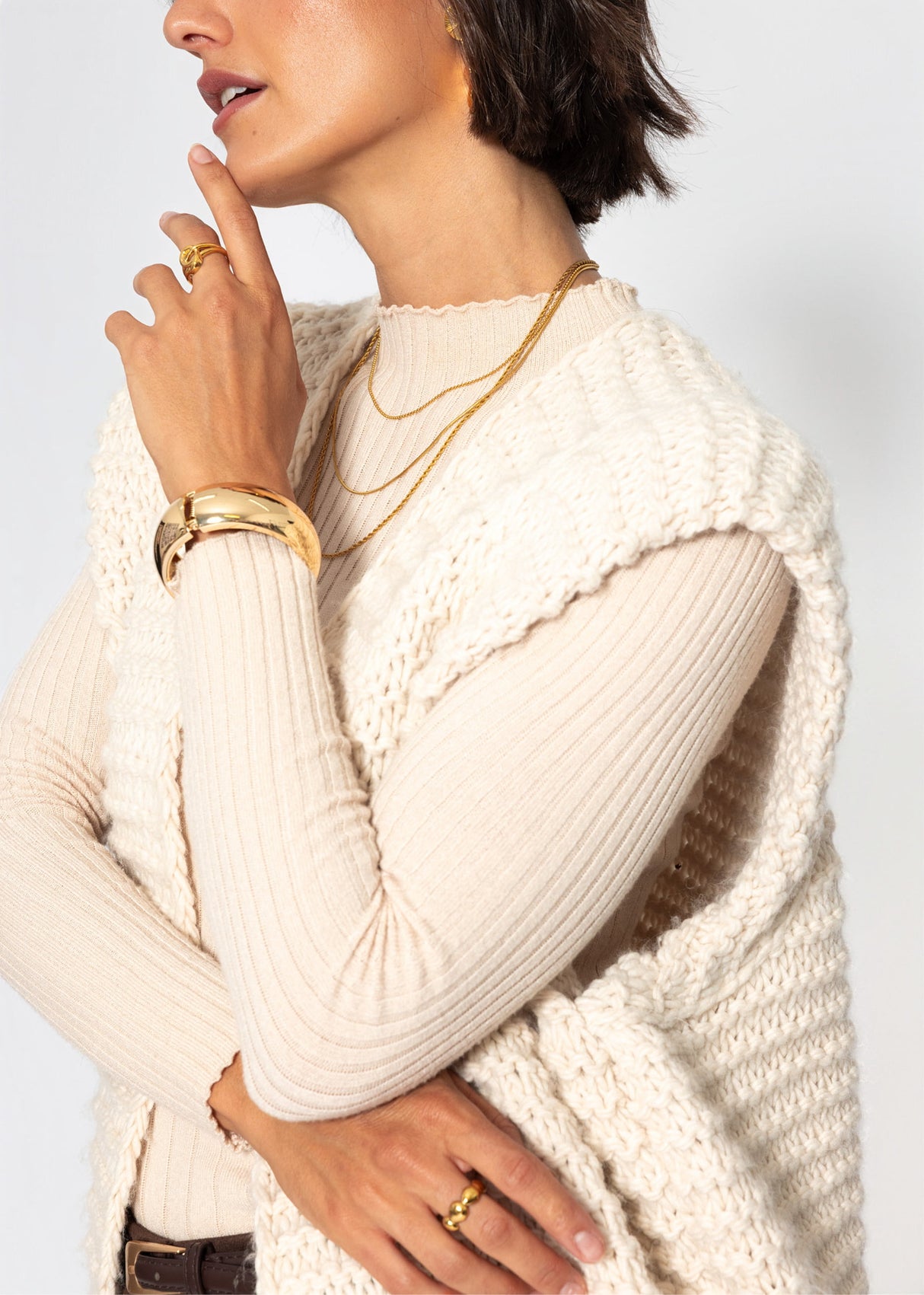 Ärmellose Strickweste mit strukturierten Schultern - offwhite