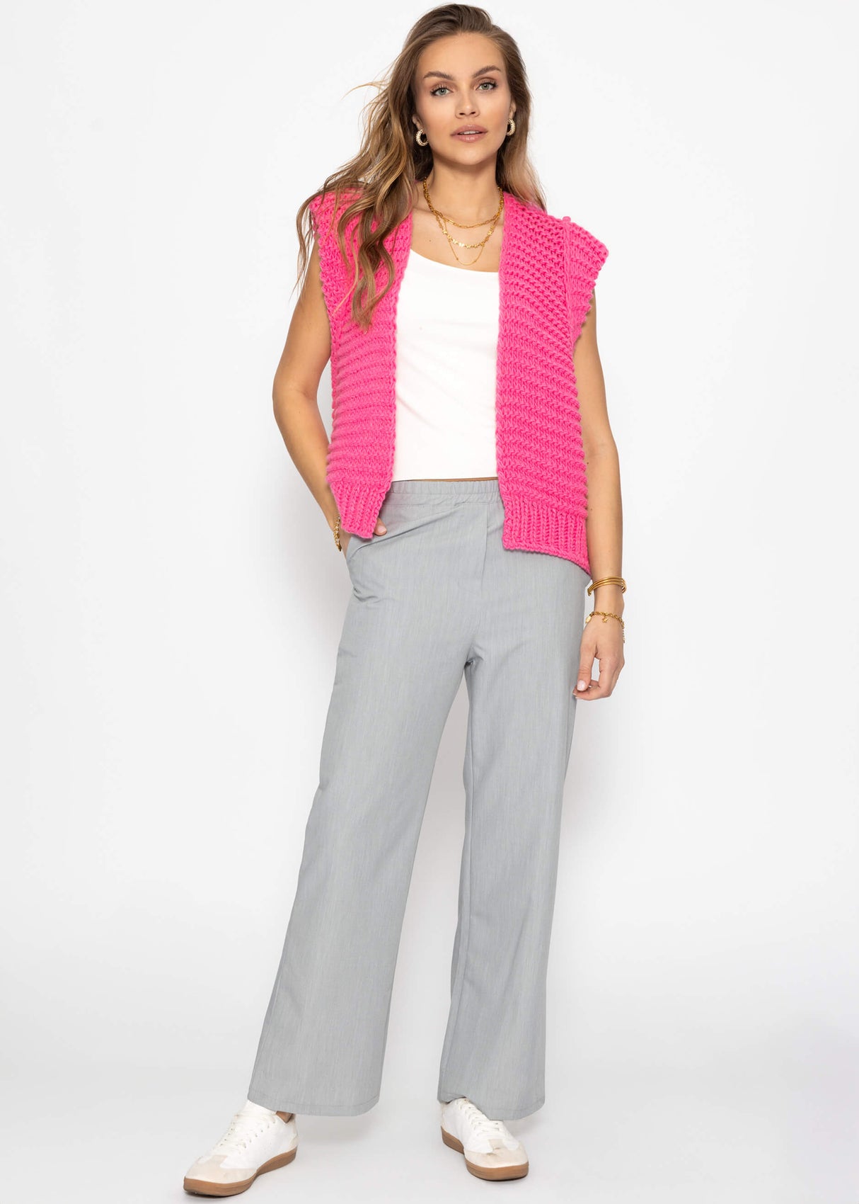 Sleeveless knitted vest with structured shoulders - pink