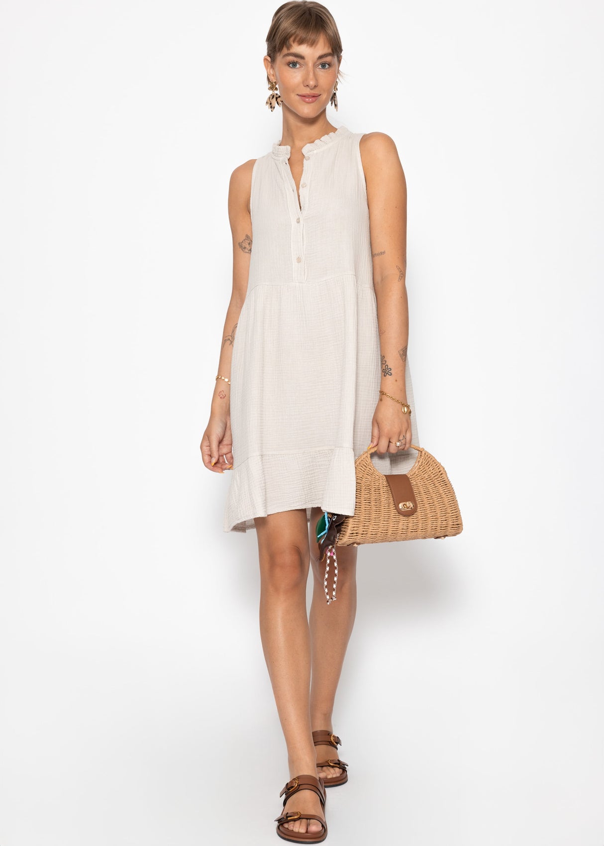 Small Musselin dress with ruffles - beige