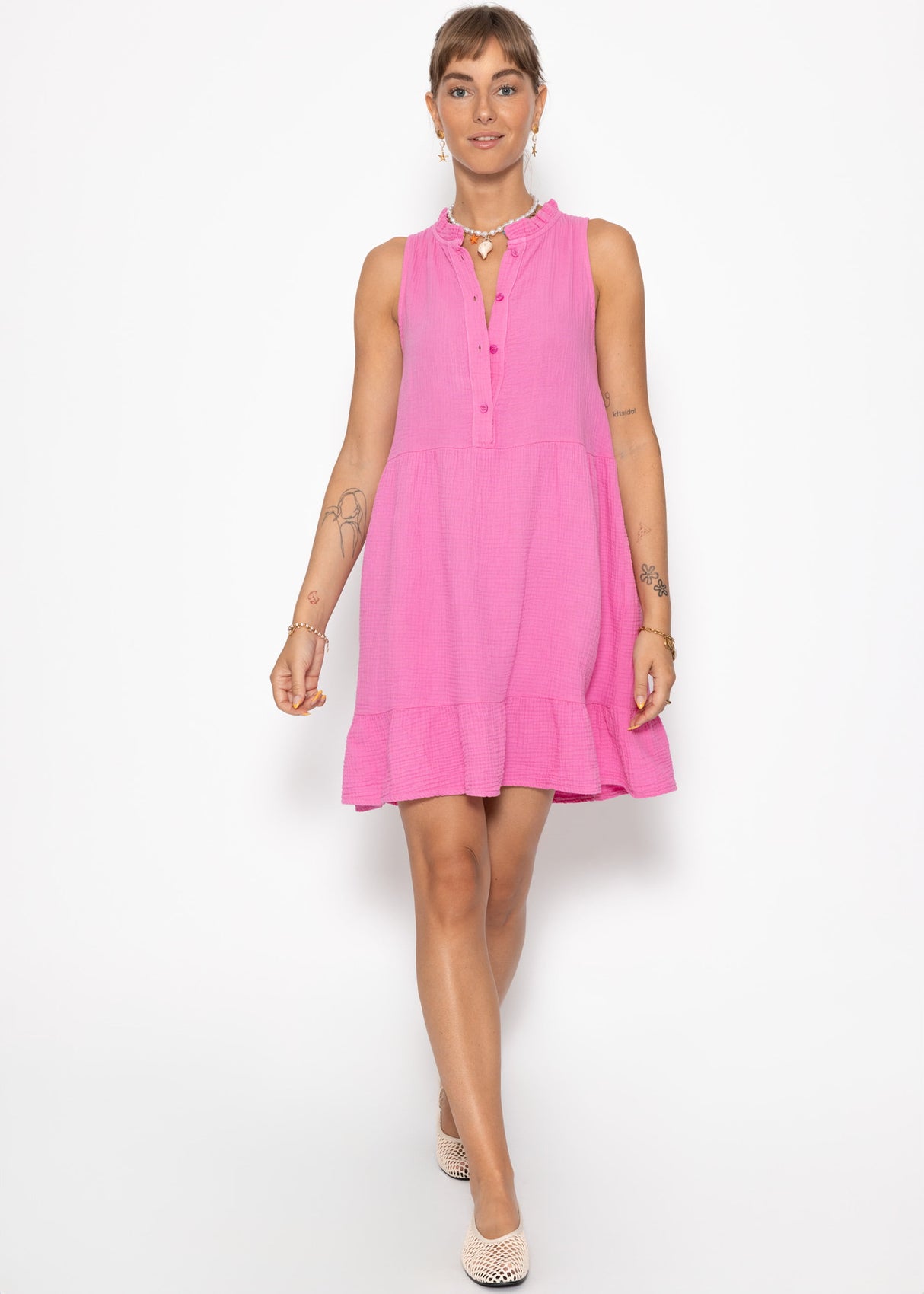 Ärmelloses Musselin Kleid mit Volants - pink