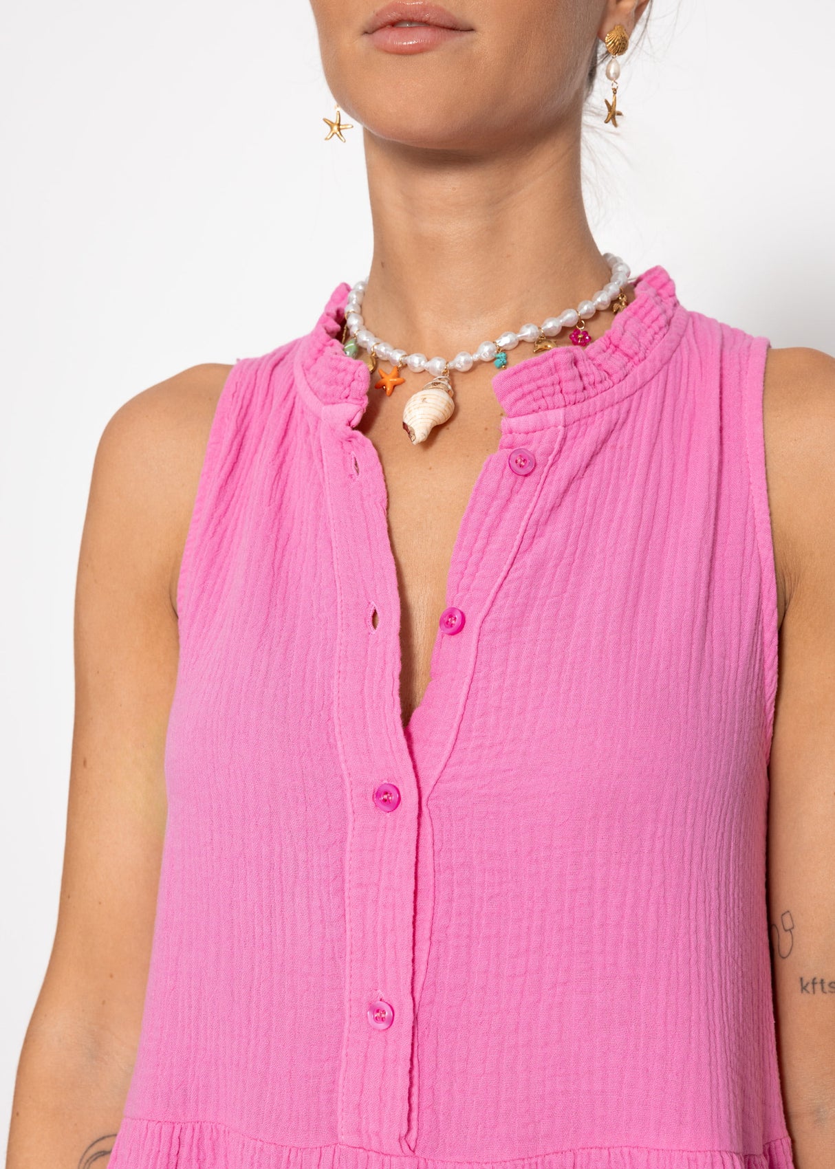 Ärmelloses Musselin Kleid mit Volants - pink