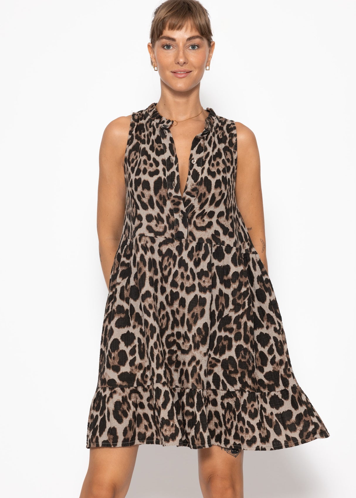 Ärmelloses Musselin Kleid mit Volants und Leo-Print - grau