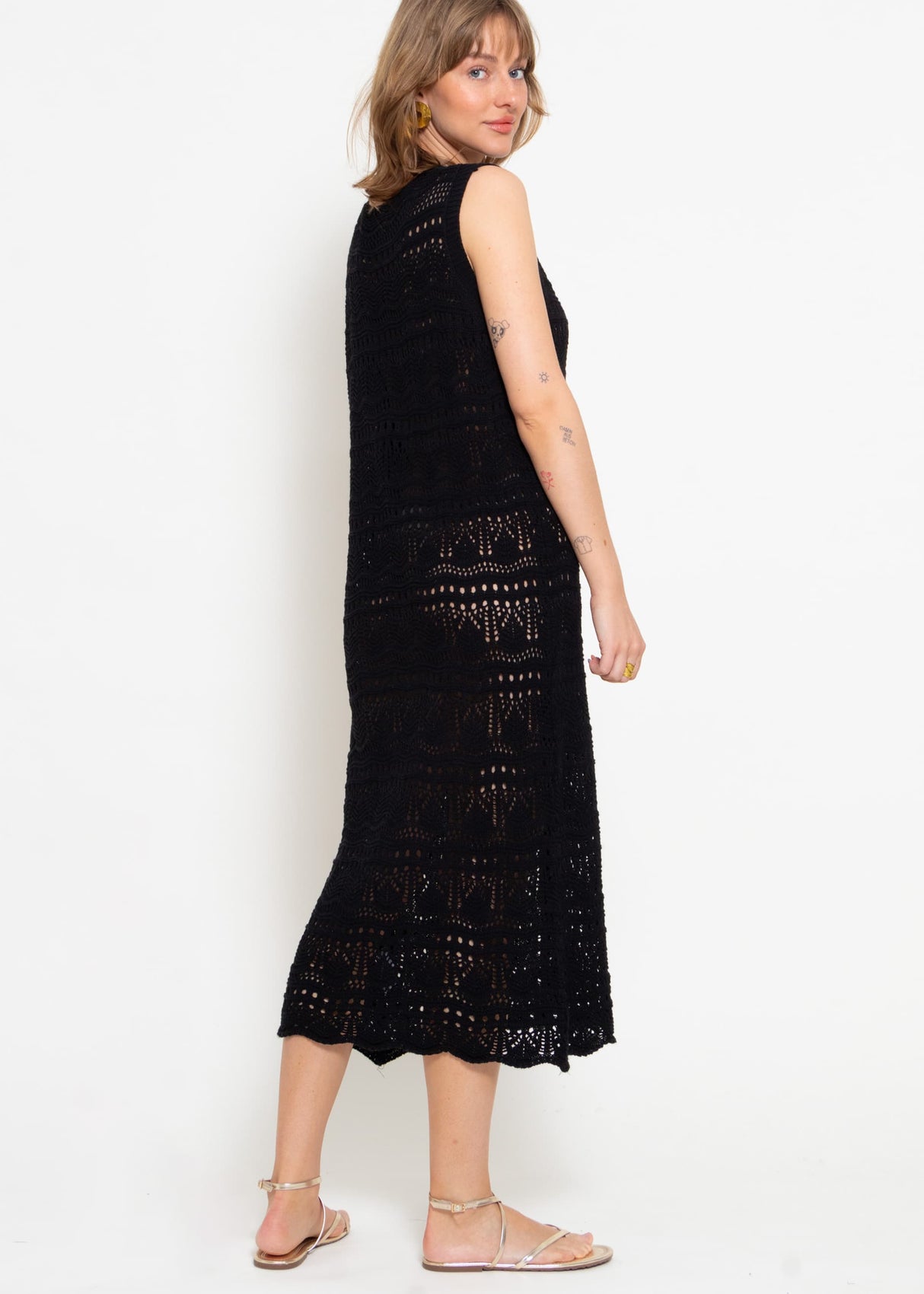 Sleeveless knitted dress with textured pattern - black