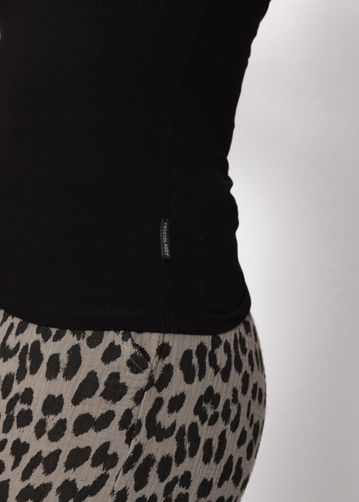 Asymmetric tank top - black