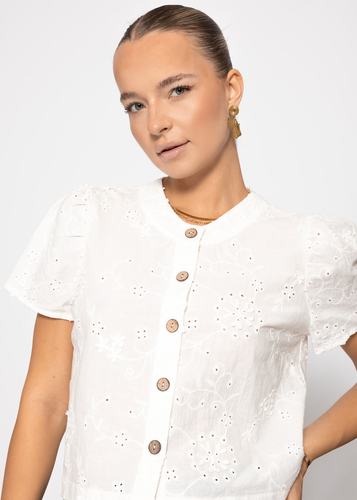 Blouse with short sleeves and embroidery - off-white