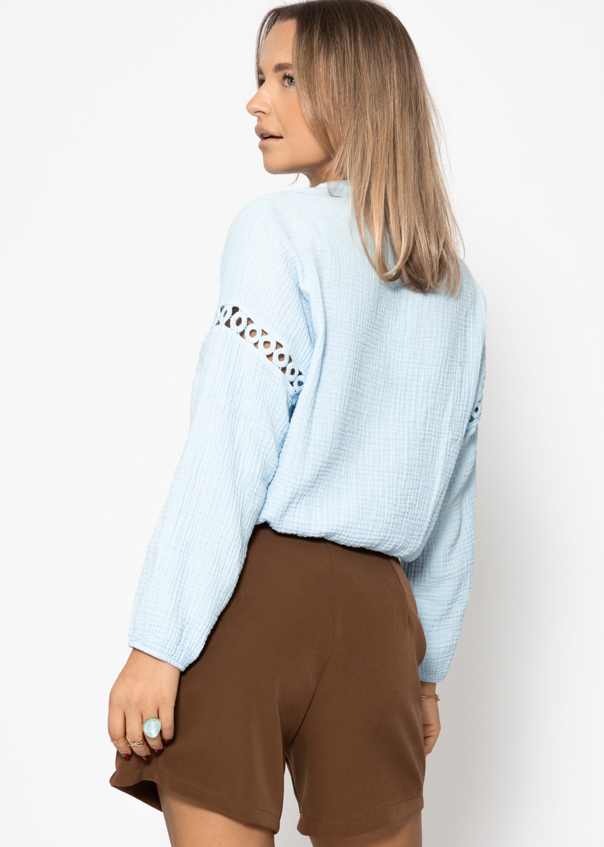 Bluse aus Musselin mit Spitzeneinsatz - hellblau