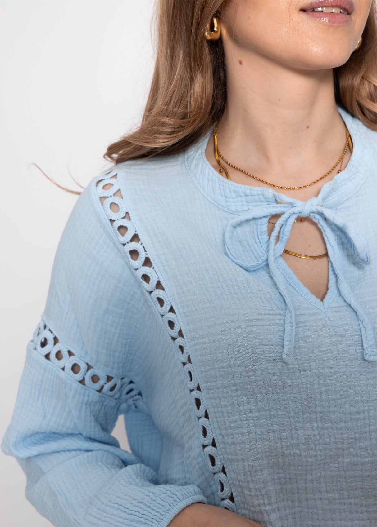 Bluse aus Musselin mit Spitzeneinsatz - hellblau