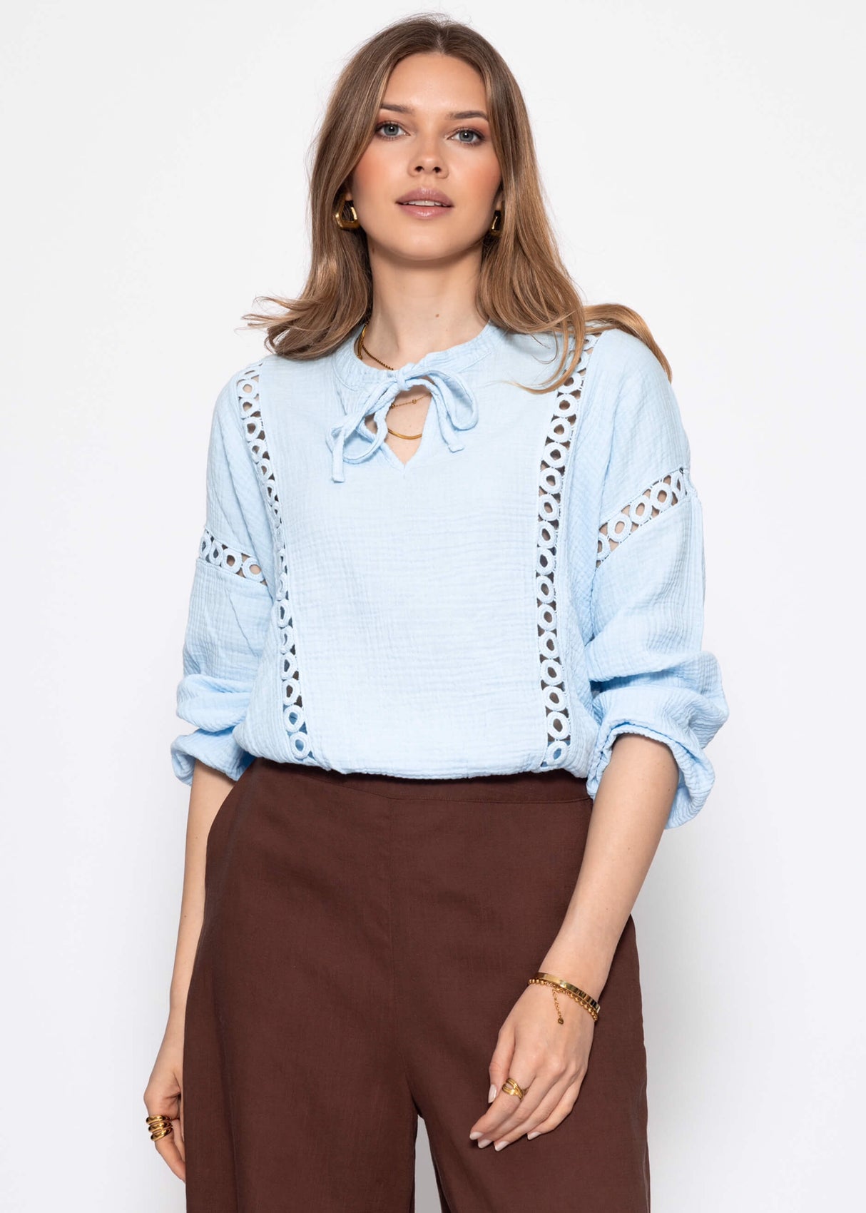 Bluse aus Musselin mit Spitzeneinsatz - hellblau