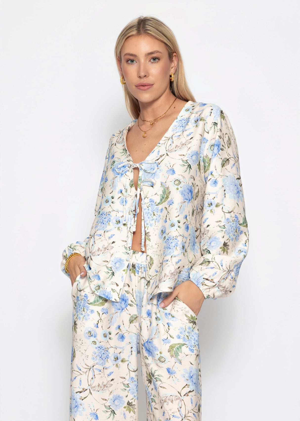 sassyclassy Blusenjacke mit Bindebänder und Blümchendruck - beige-blau