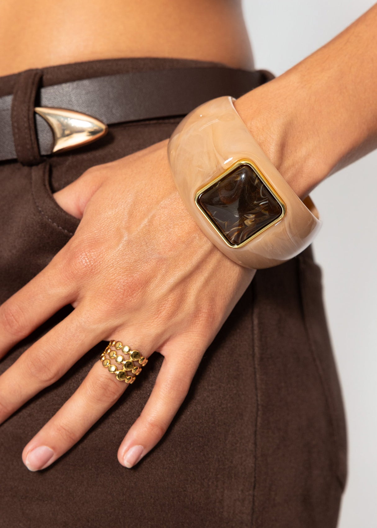 Breiter Armreif mit Schmuckstein - beige