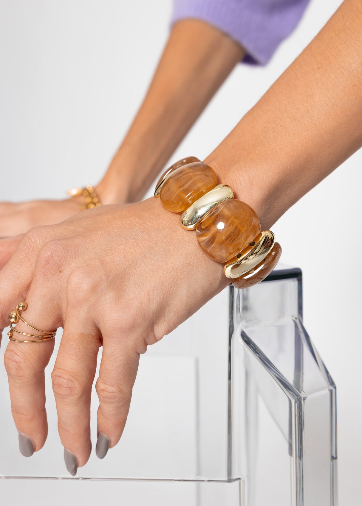 Breites Armband mit goldfarbenen Elementen - braun