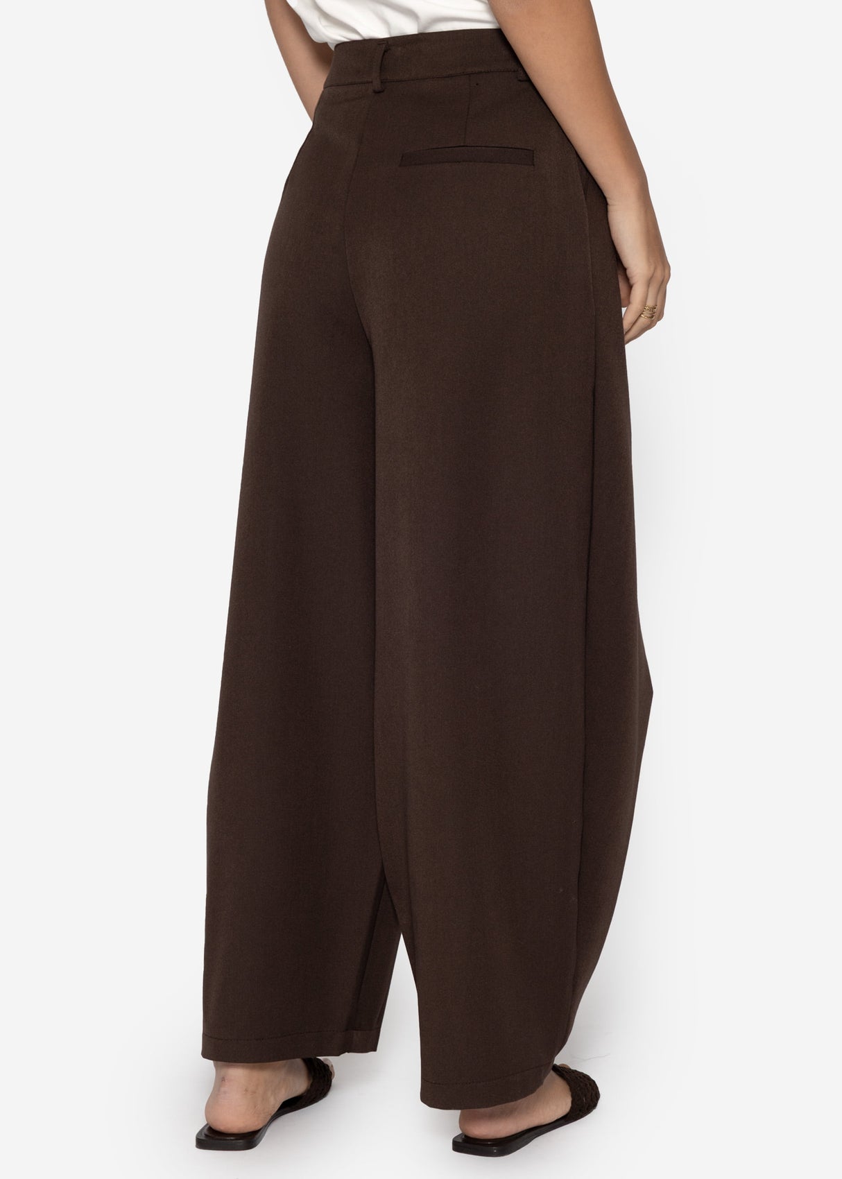 Bundfaltenhose mit asymmetrischem Bund - braun