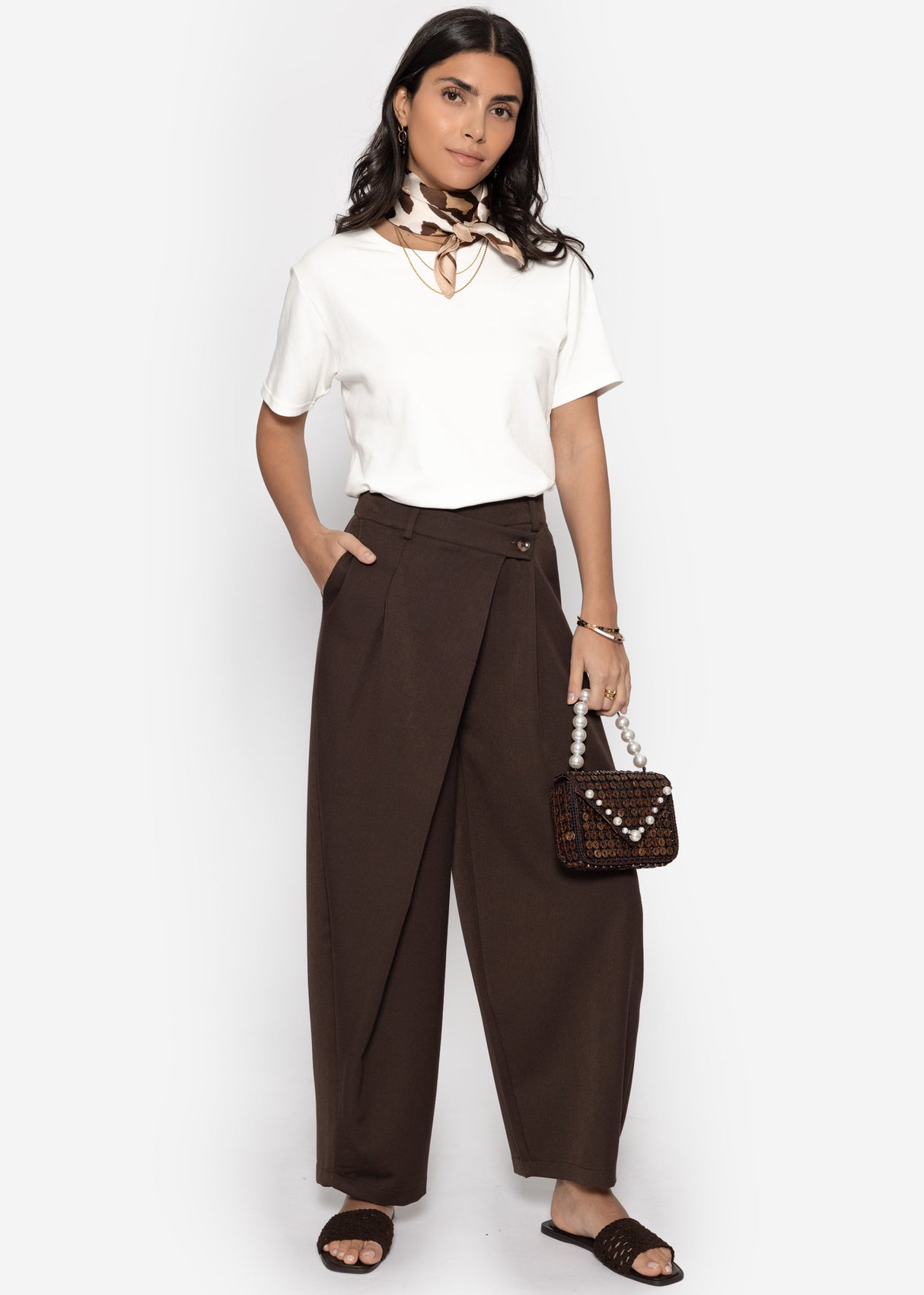 Bundfaltenhose mit asymmetrischem Bund - braun