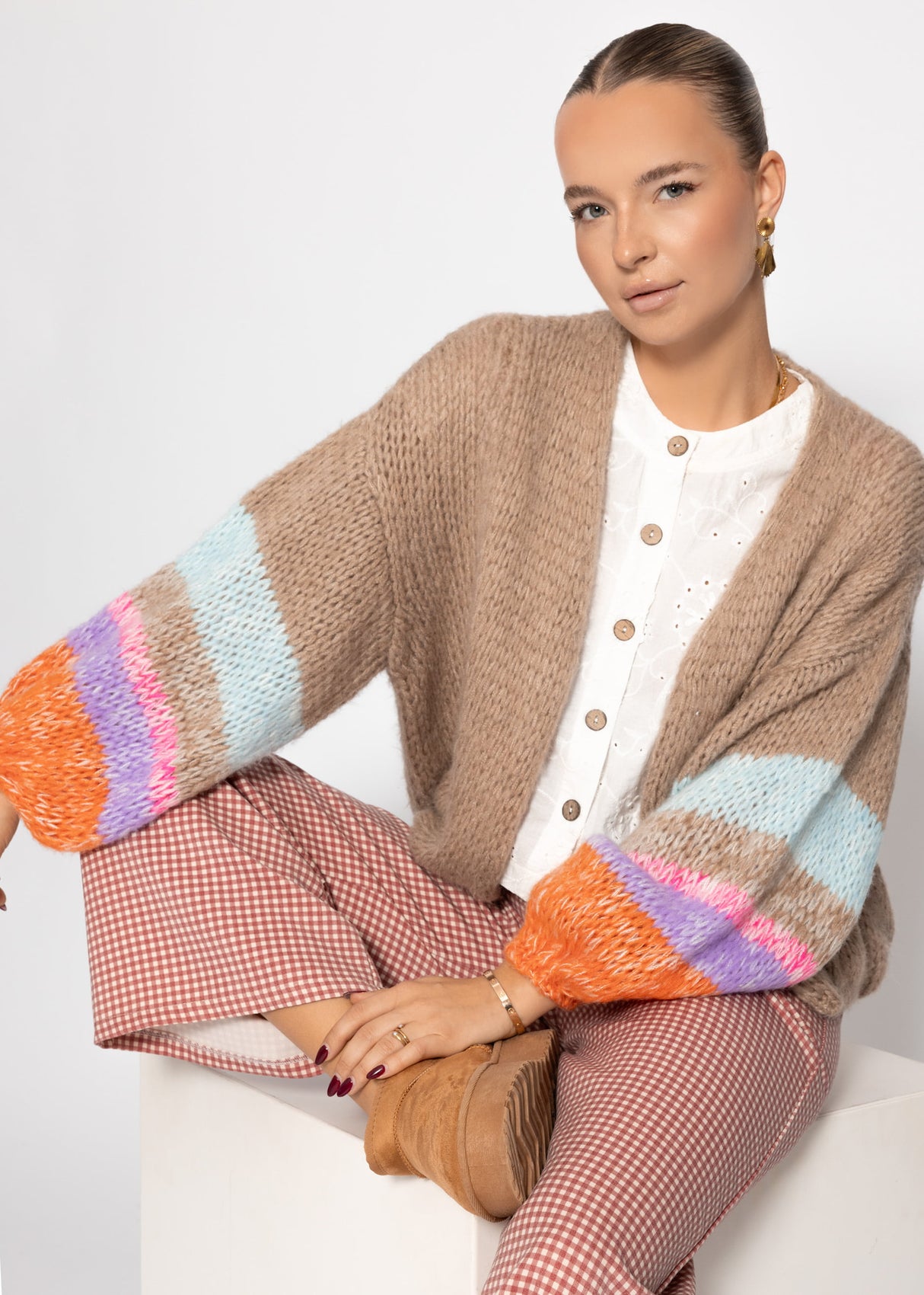 Cardigan mit bunten Statement-Ärmeln - beige