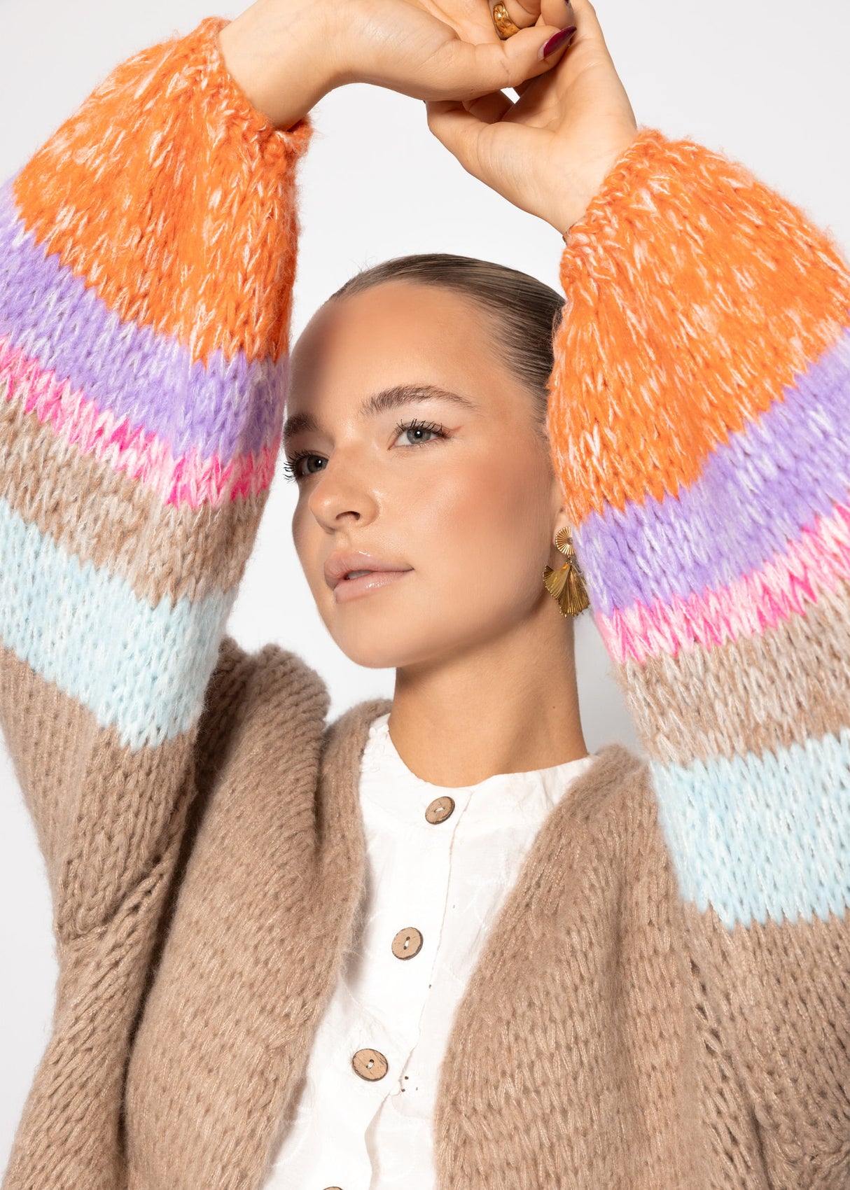 Cardigan mit bunten Statement-Ärmeln - beige