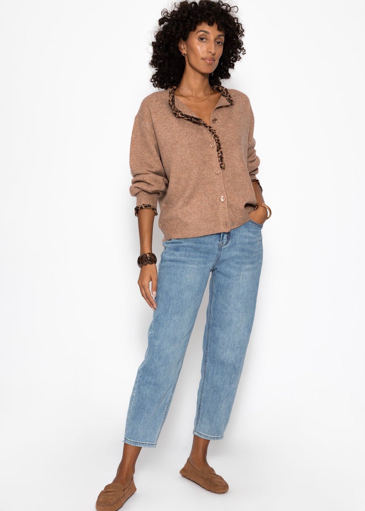 Cardigan with ruffles in leopard print - camel