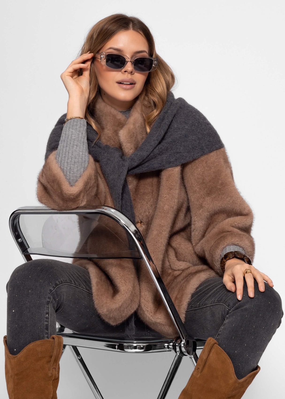 Triangular scarf - gray