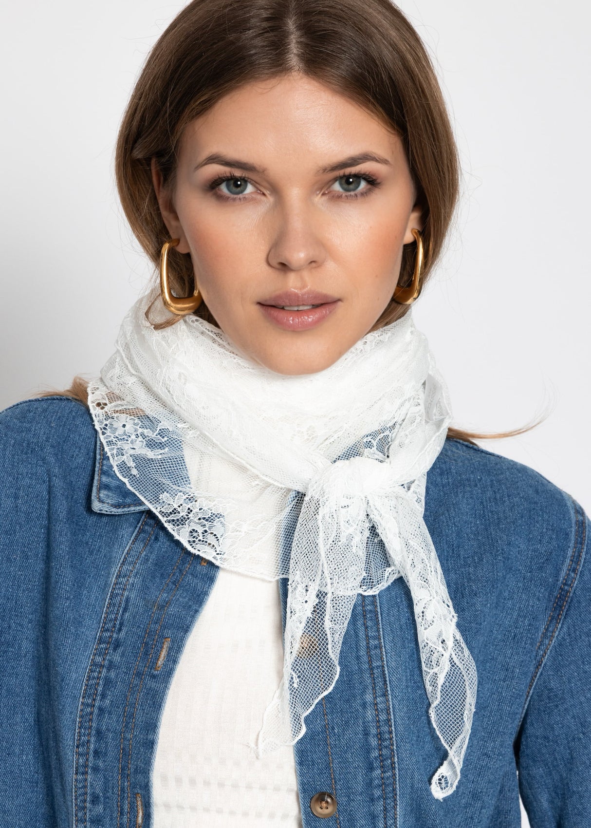 Triangular scarf made of lace - off-white