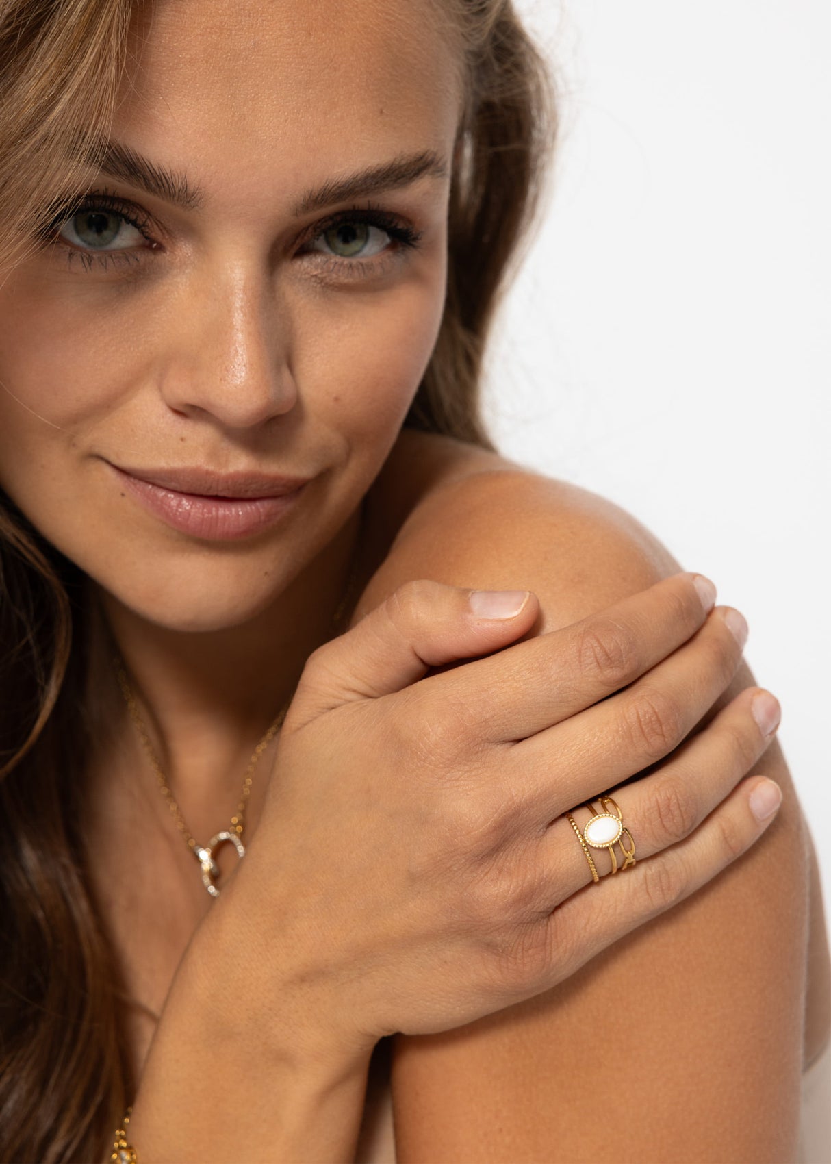 Dreilite ring with white jewelry stone - gold
