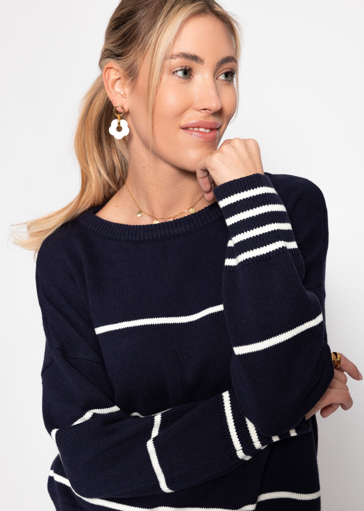 Fine knit sweater with contrast stripes - dark blue