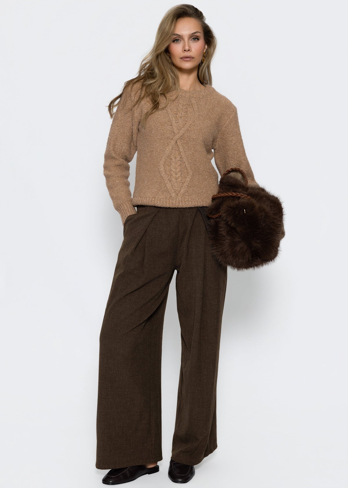 Flauschiger Strickpullover mit Zopfmuster - braun