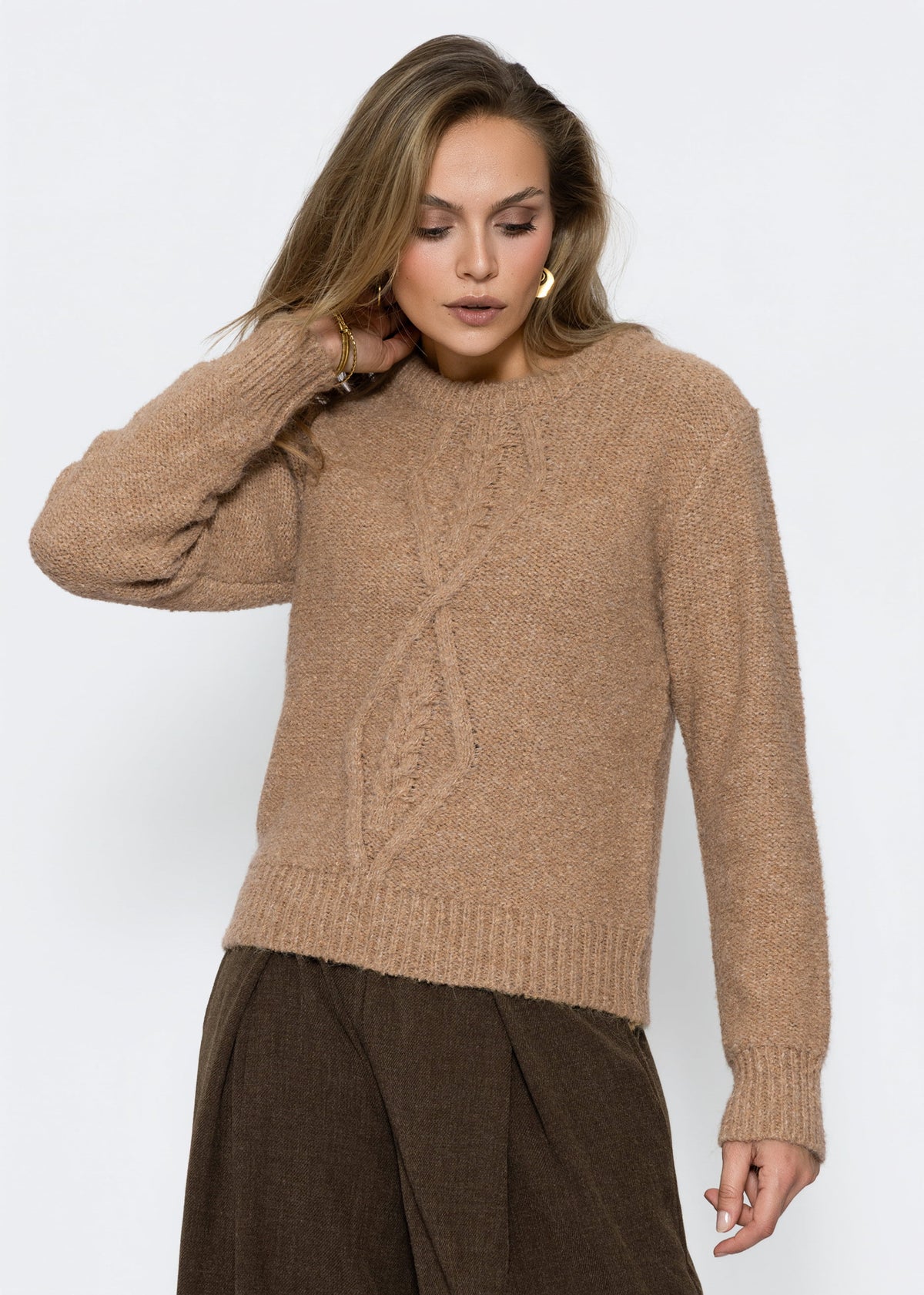 Flauschiger Strickpullover mit Zopfmuster - braun