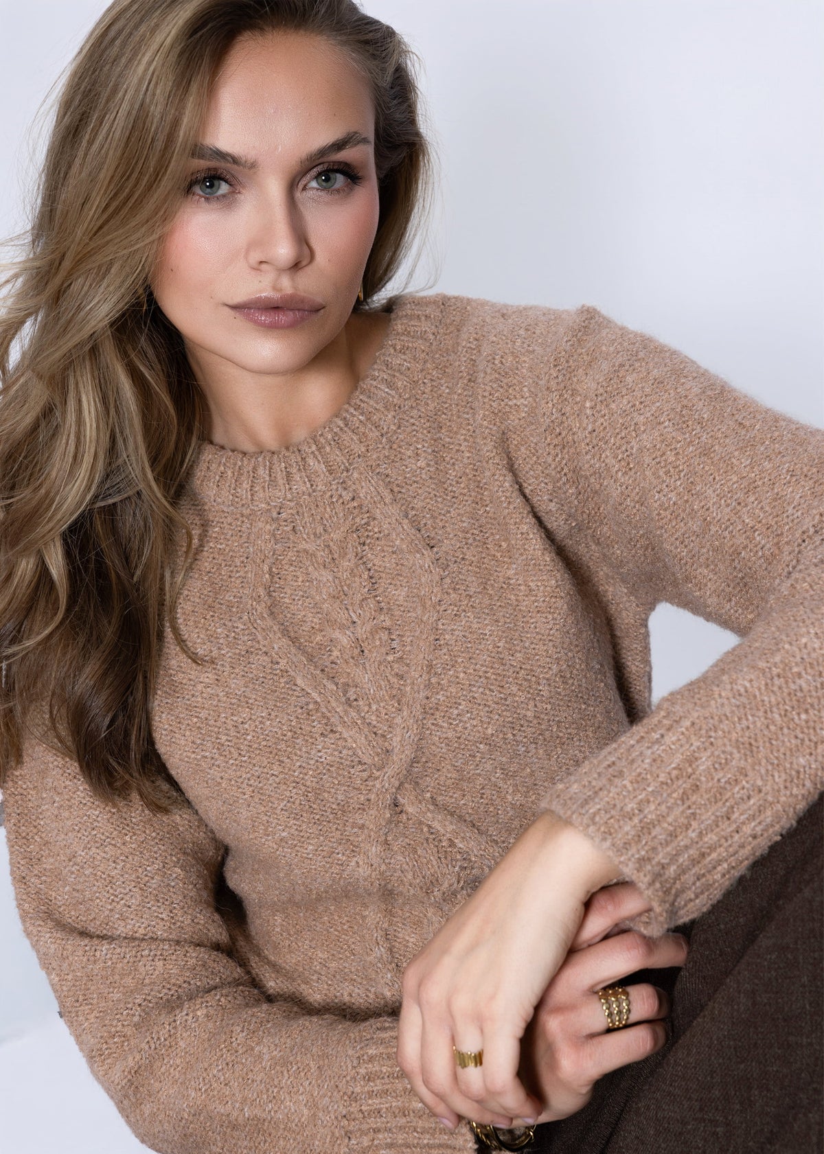 Flauschiger Strickpullover mit Zopfmuster - braun