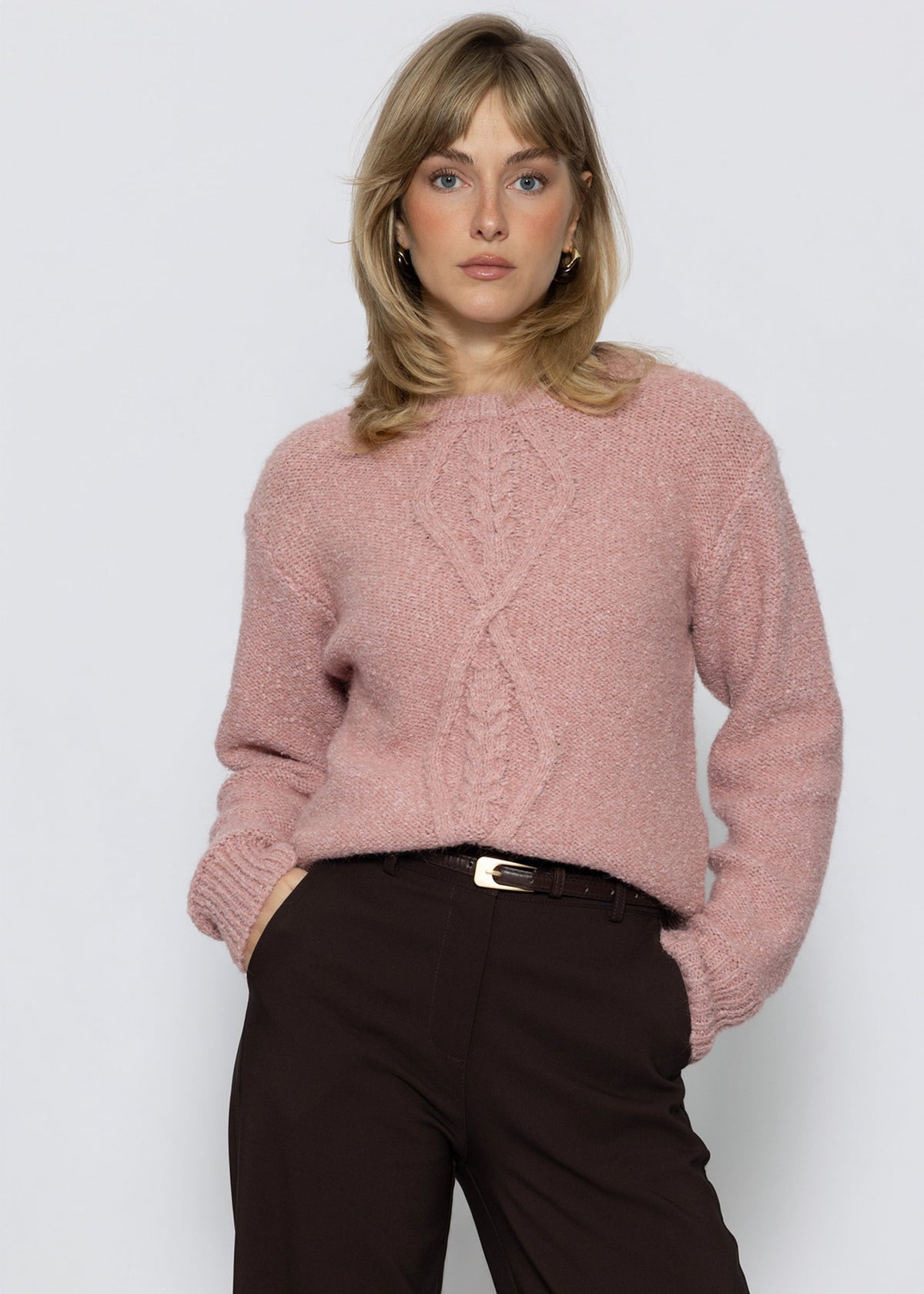 Flauschiger Strickpullover mit Zopfmuster - mauve