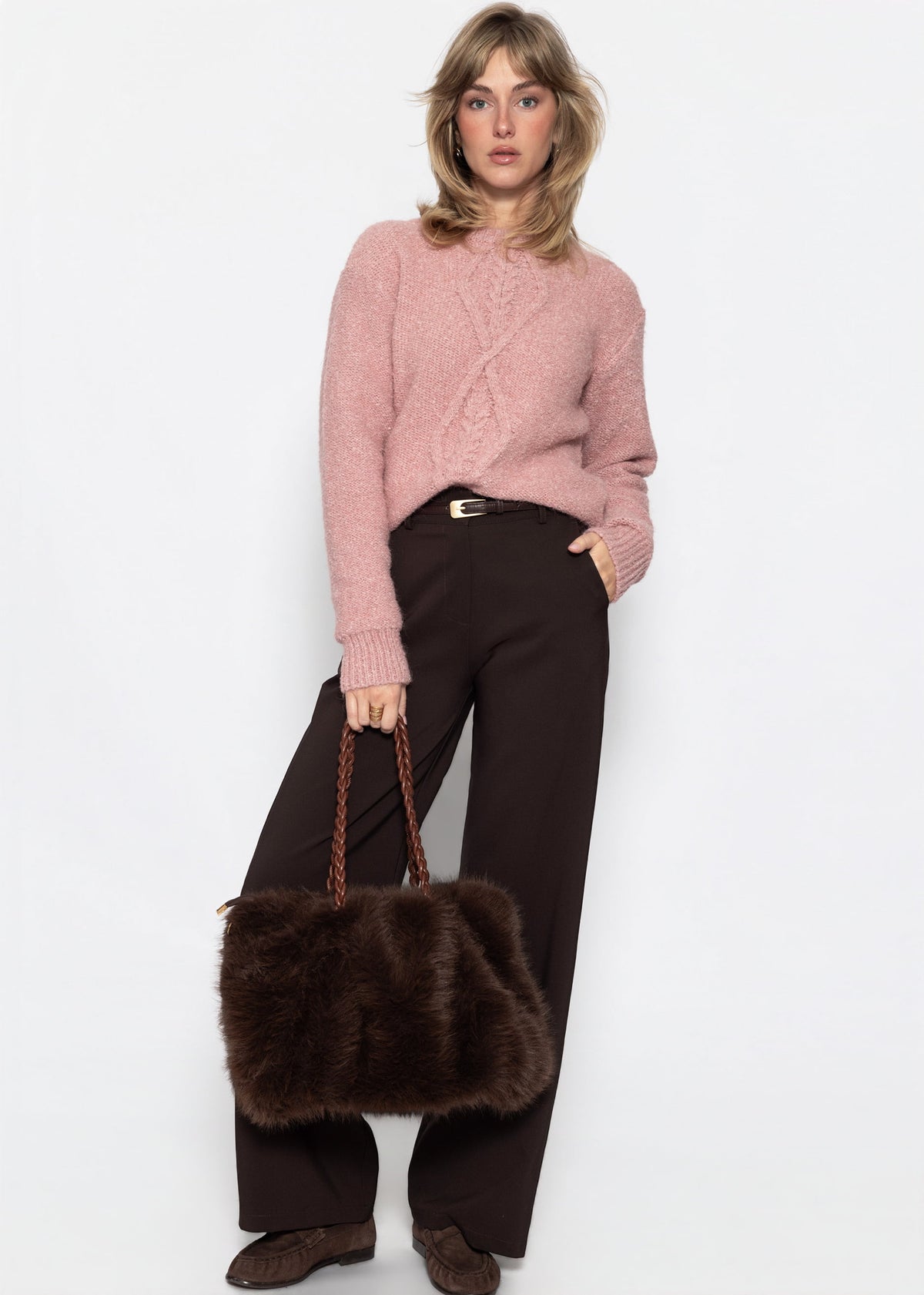 Flauschiger Strickpullover mit Zopfmuster - mauve
