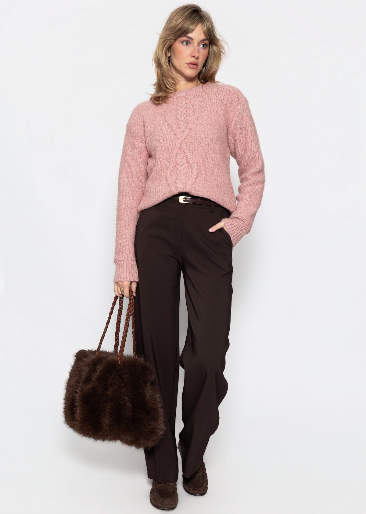 Flauschiger Strickpullover mit Zopfmuster - mauve
