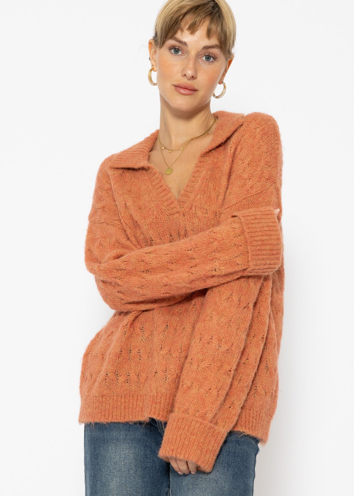 Fluffy cable-knit V-neck sweater with collar - rust red
