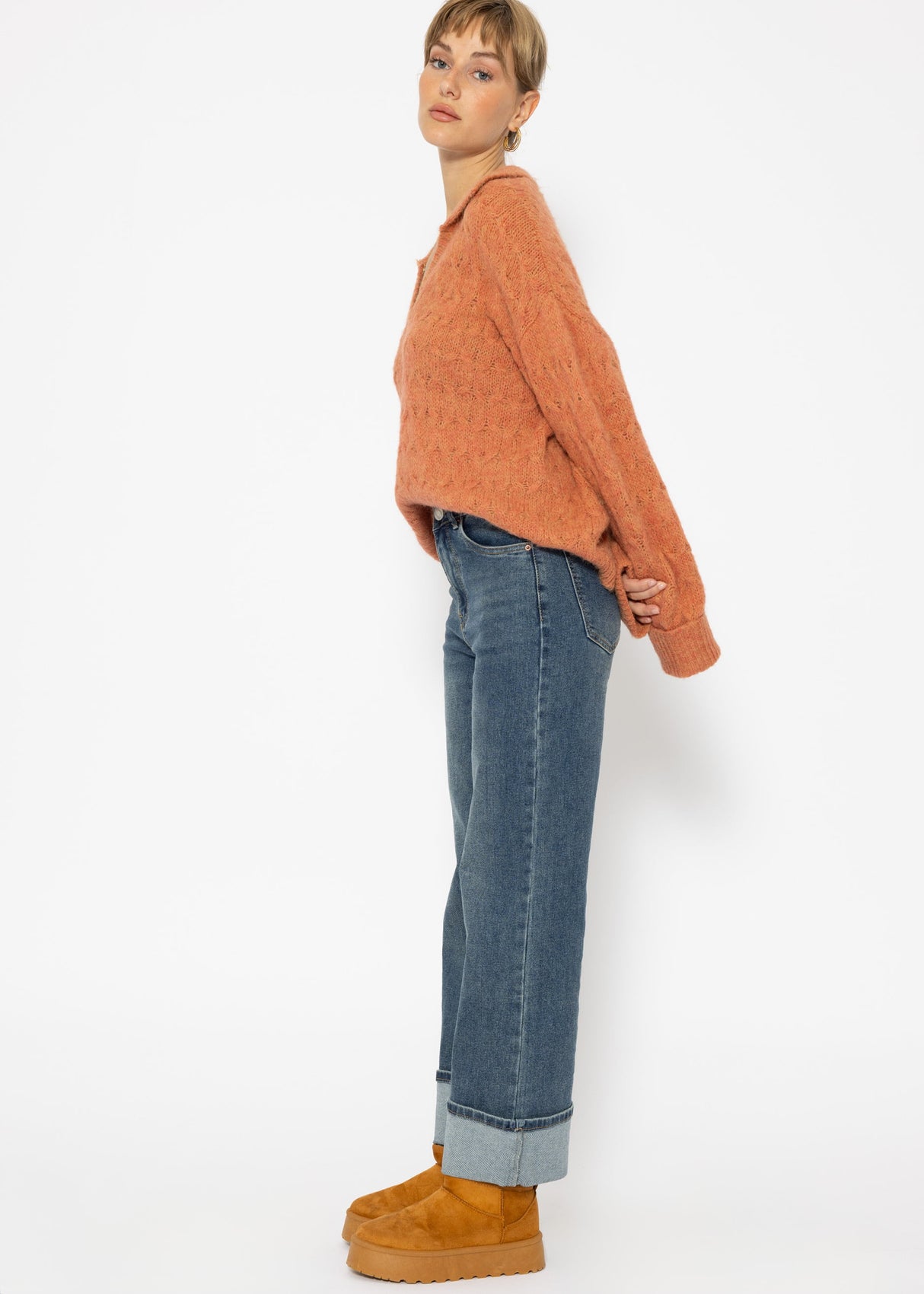 Fluffy cable-knit V-neck sweater with collar - rust red