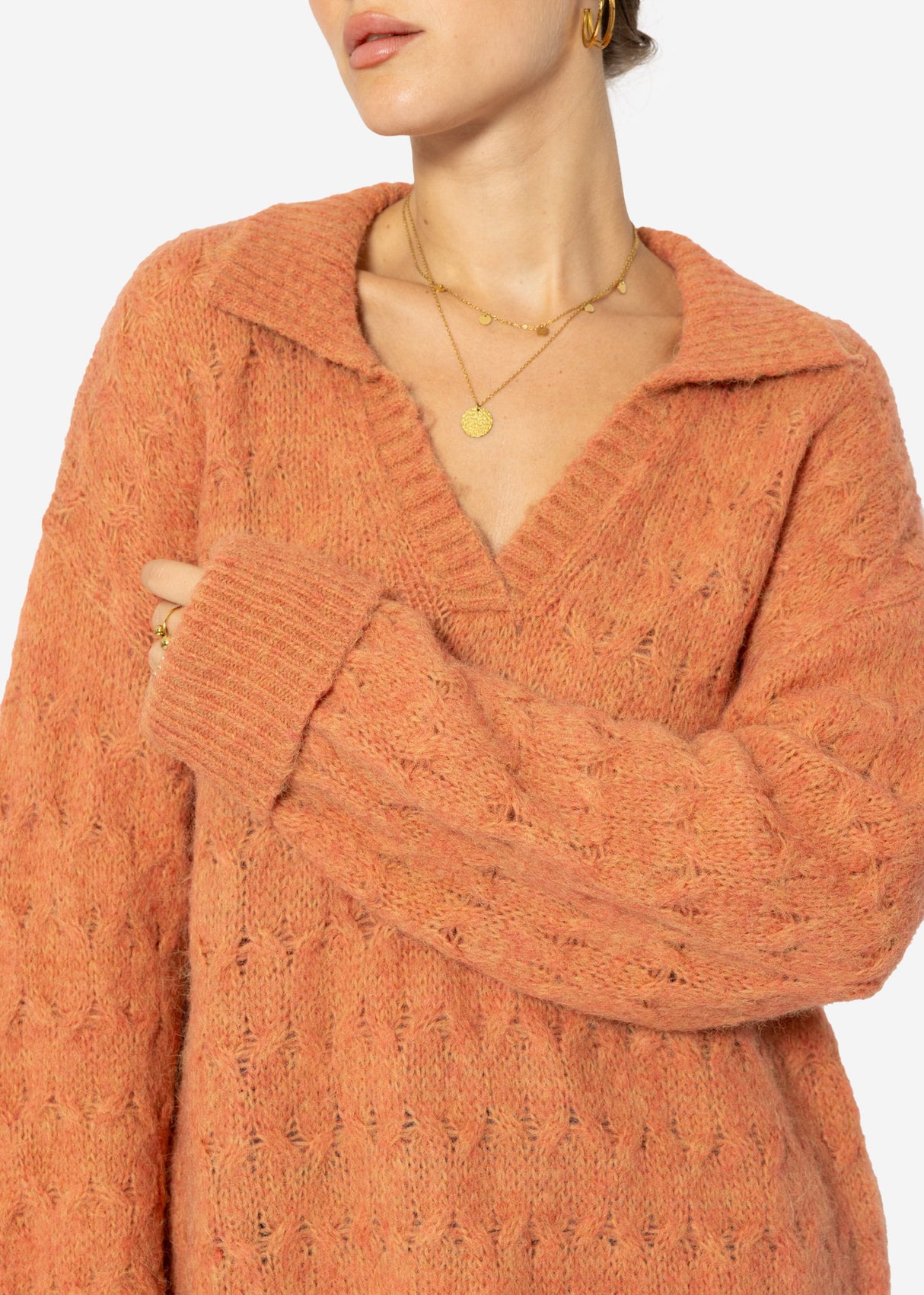 Fluffy cable-knit V-neck sweater with collar - rust red