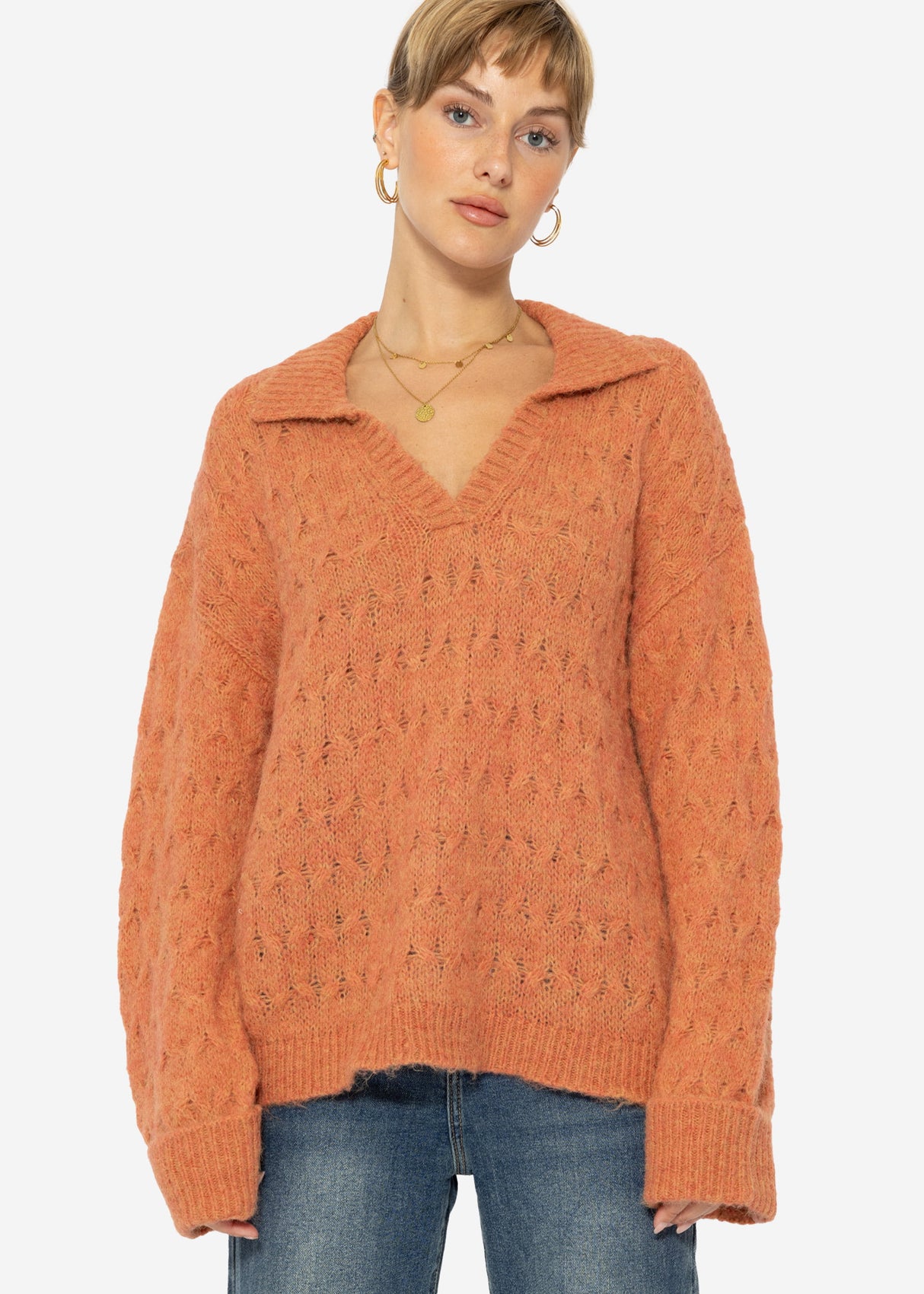Fluffy cable-knit V-neck sweater with collar - rust red