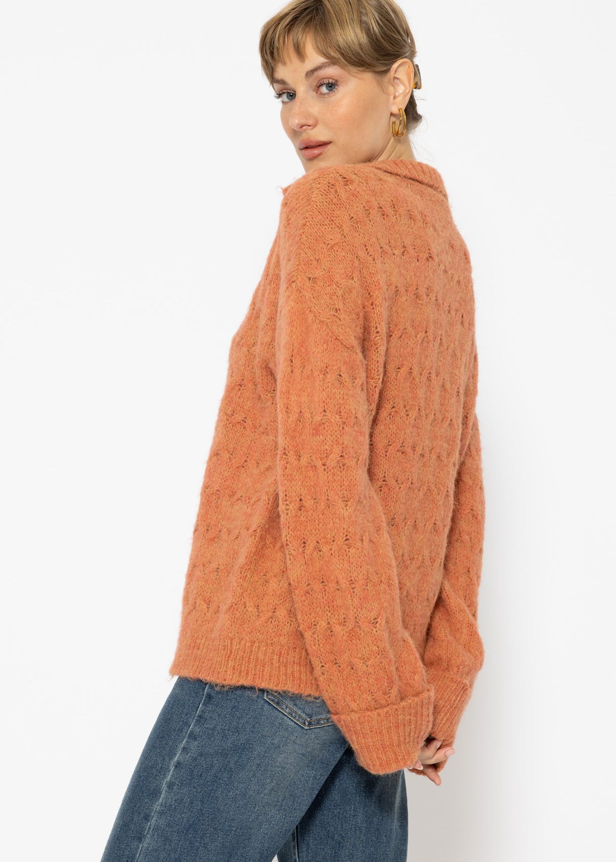 Fluffy cable-knit V-neck sweater with collar - rust red