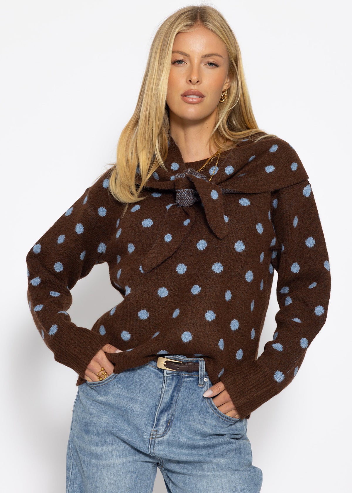 Gepunkteter Pullover mit Schal - braun
