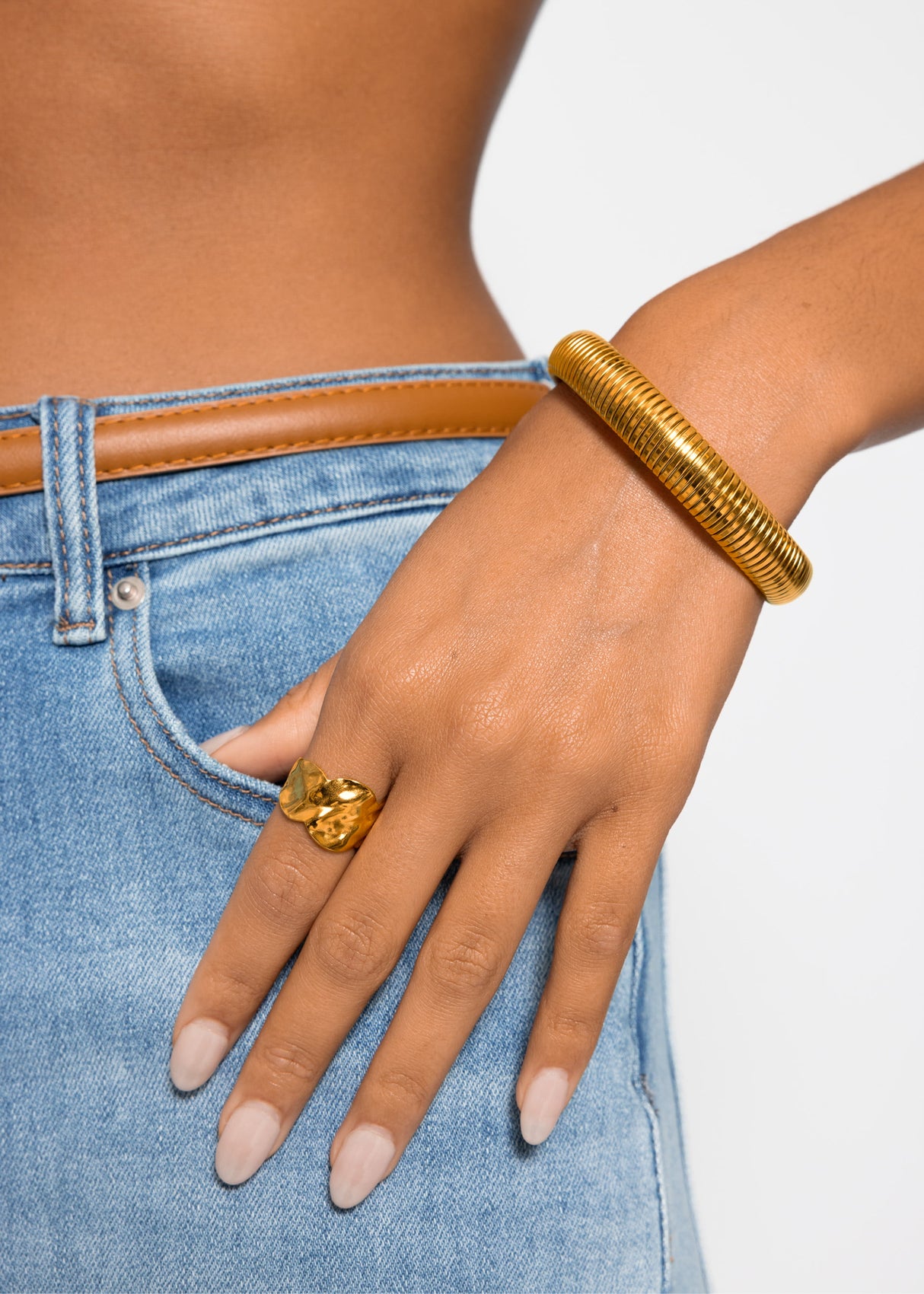 Wide grooved bracelet - gold