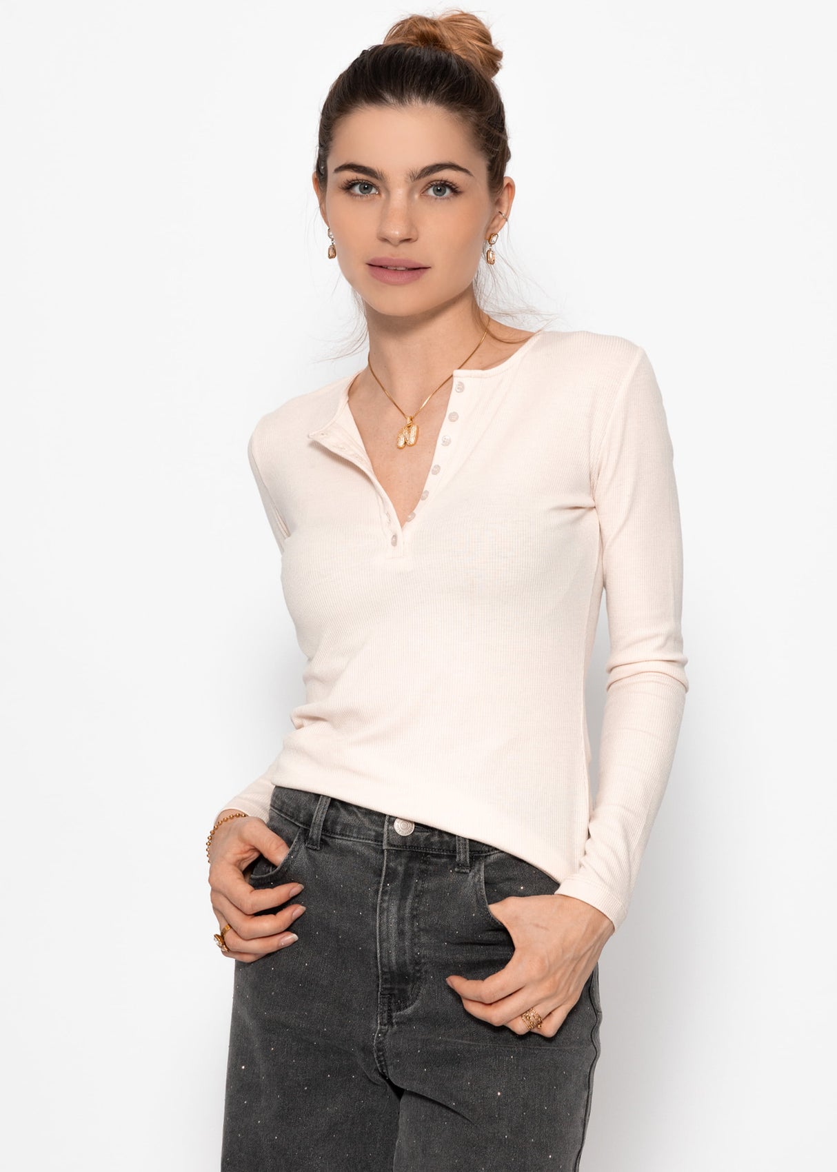 Geripptes Langarmshirt mit Knopfleiste - hellbeige