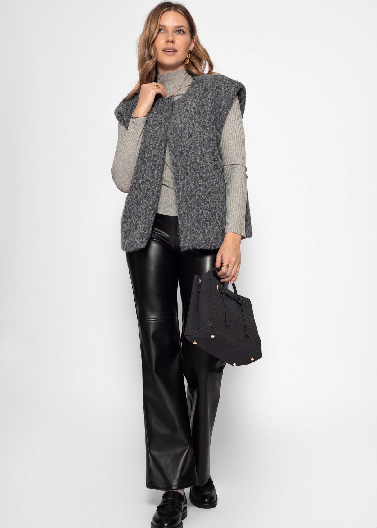 Geripptes Langarmshirt mit Stehkragen - grau